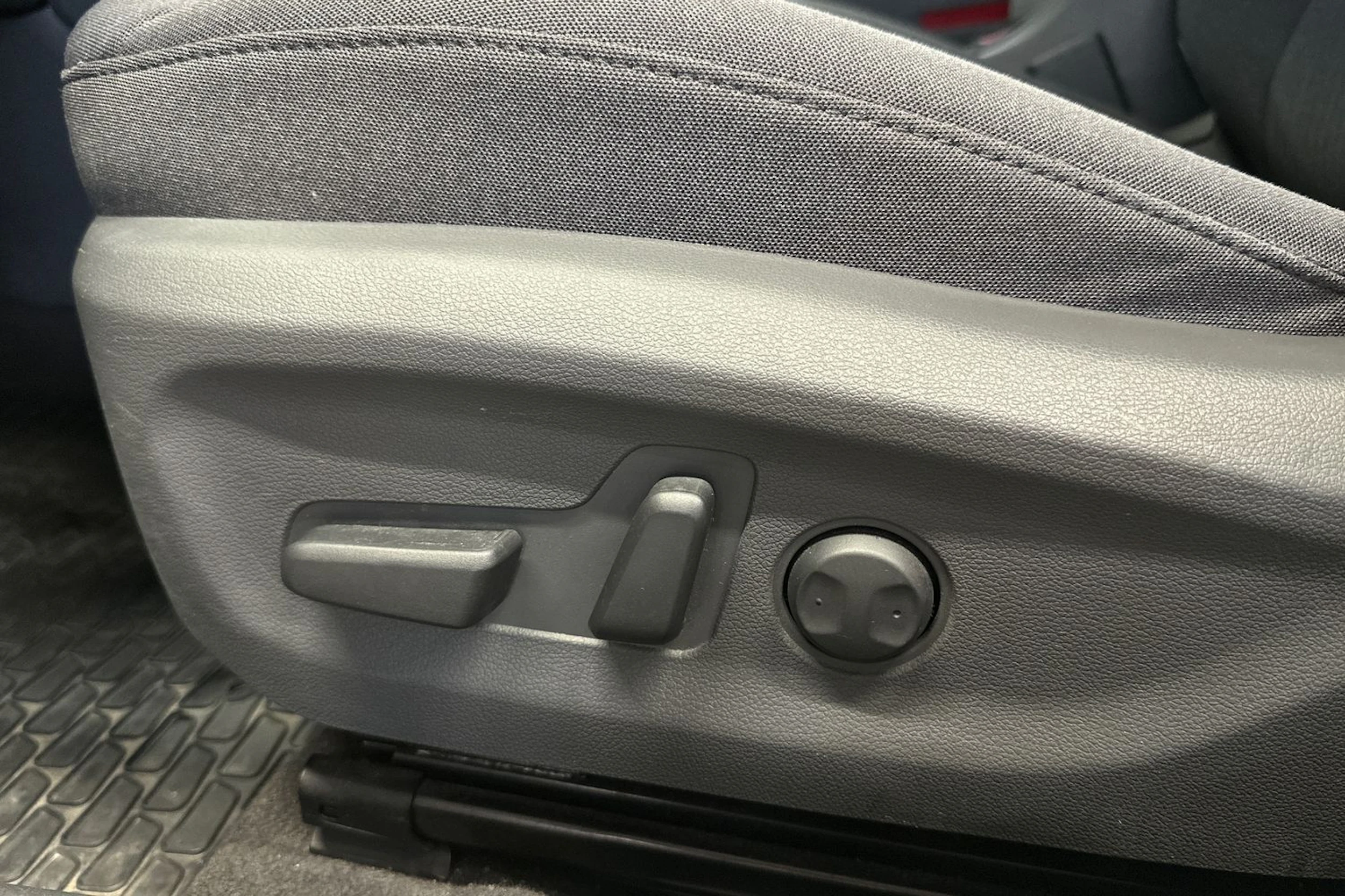 harmaa Hyundai IONIQ plug-in 2021 kuva 13.