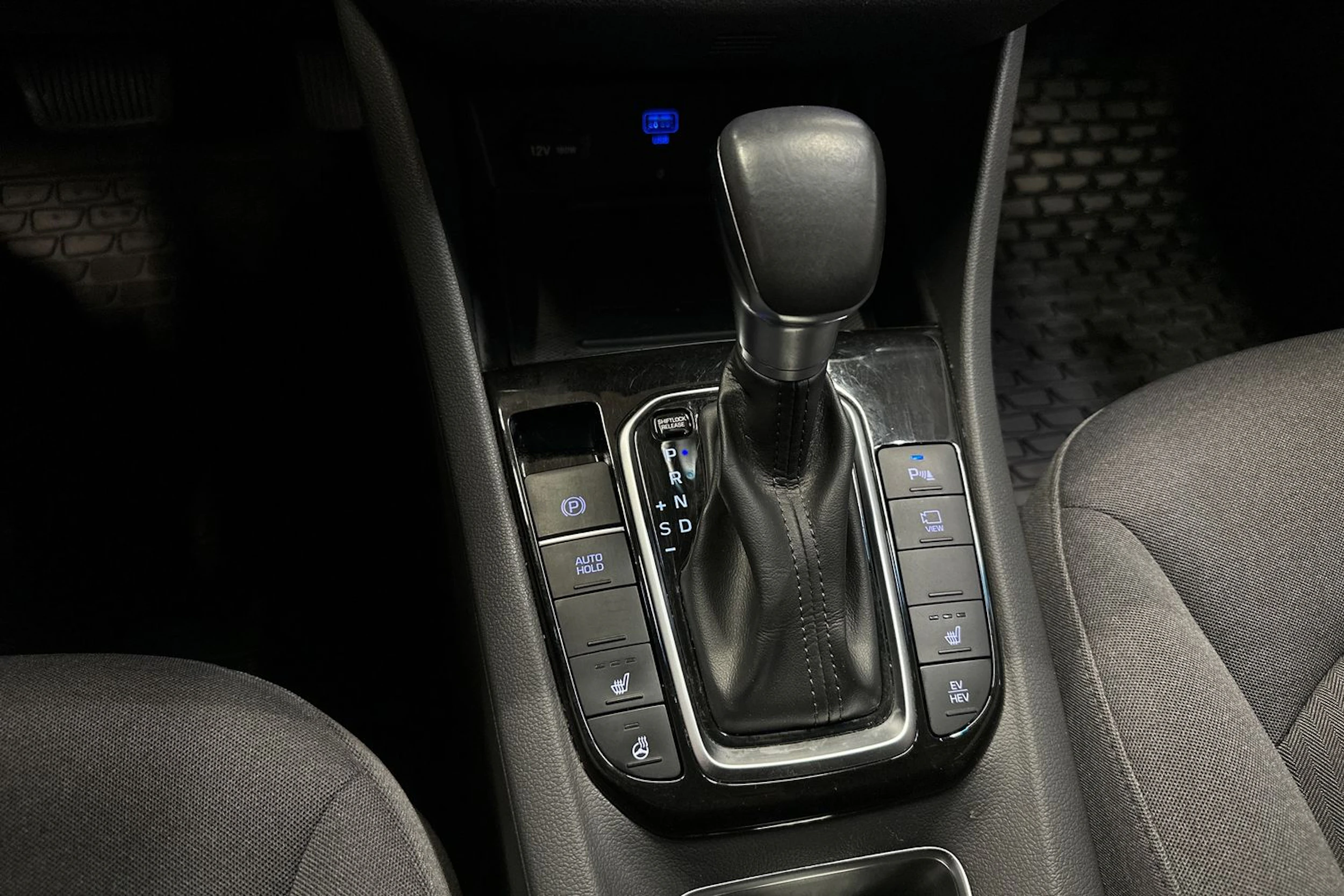 harmaa Hyundai IONIQ plug-in 2021 kuva 18.