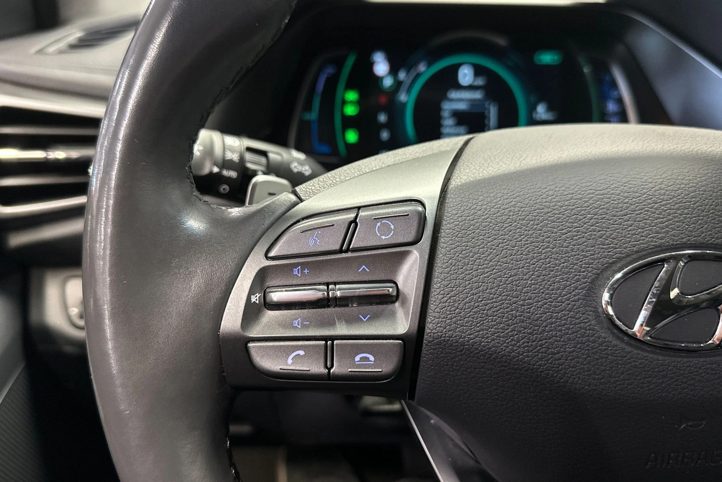 harmaa Hyundai IONIQ plug-in 2021 kuva 20.