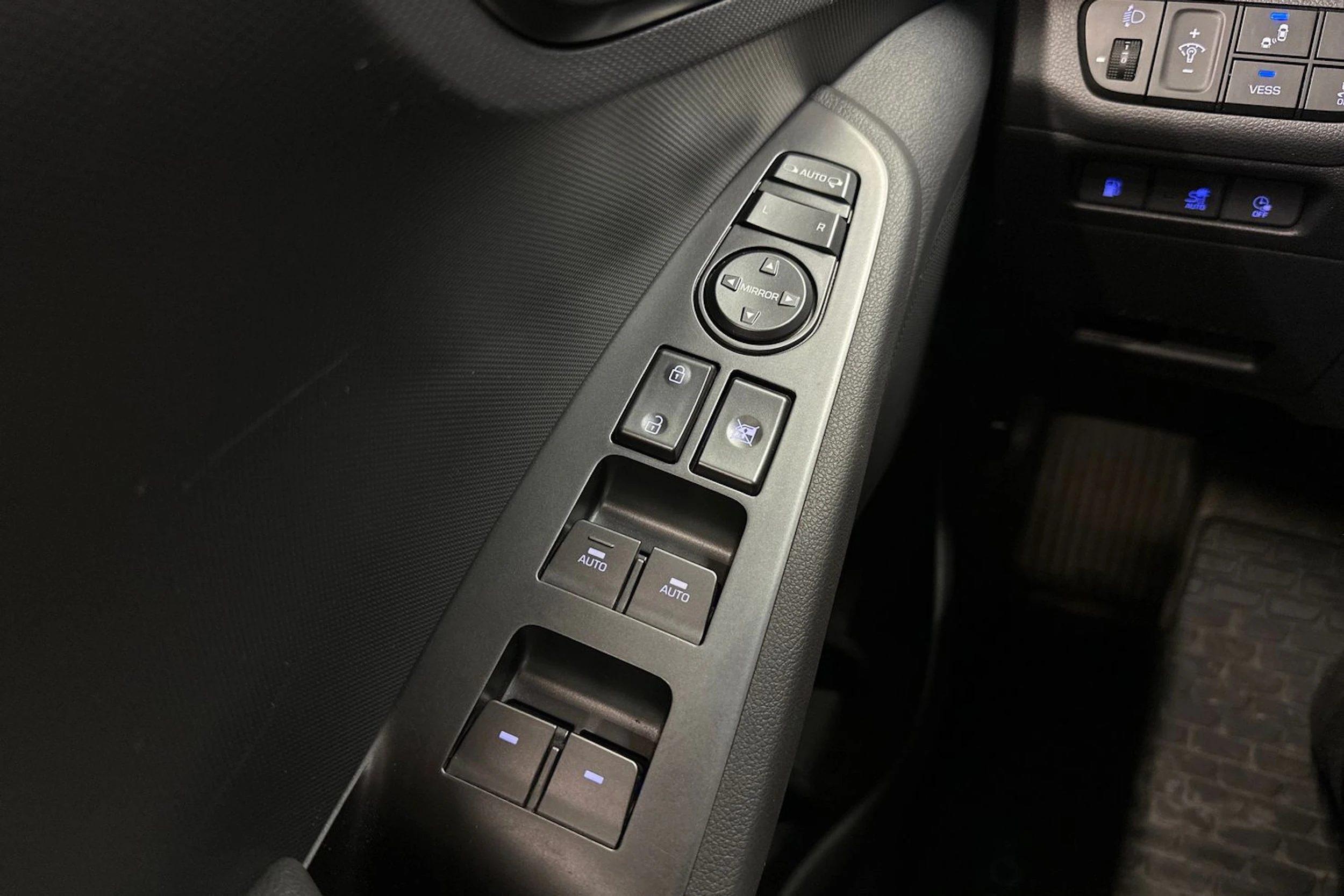 harmaa Hyundai IONIQ plug-in 2021 kuva 24.