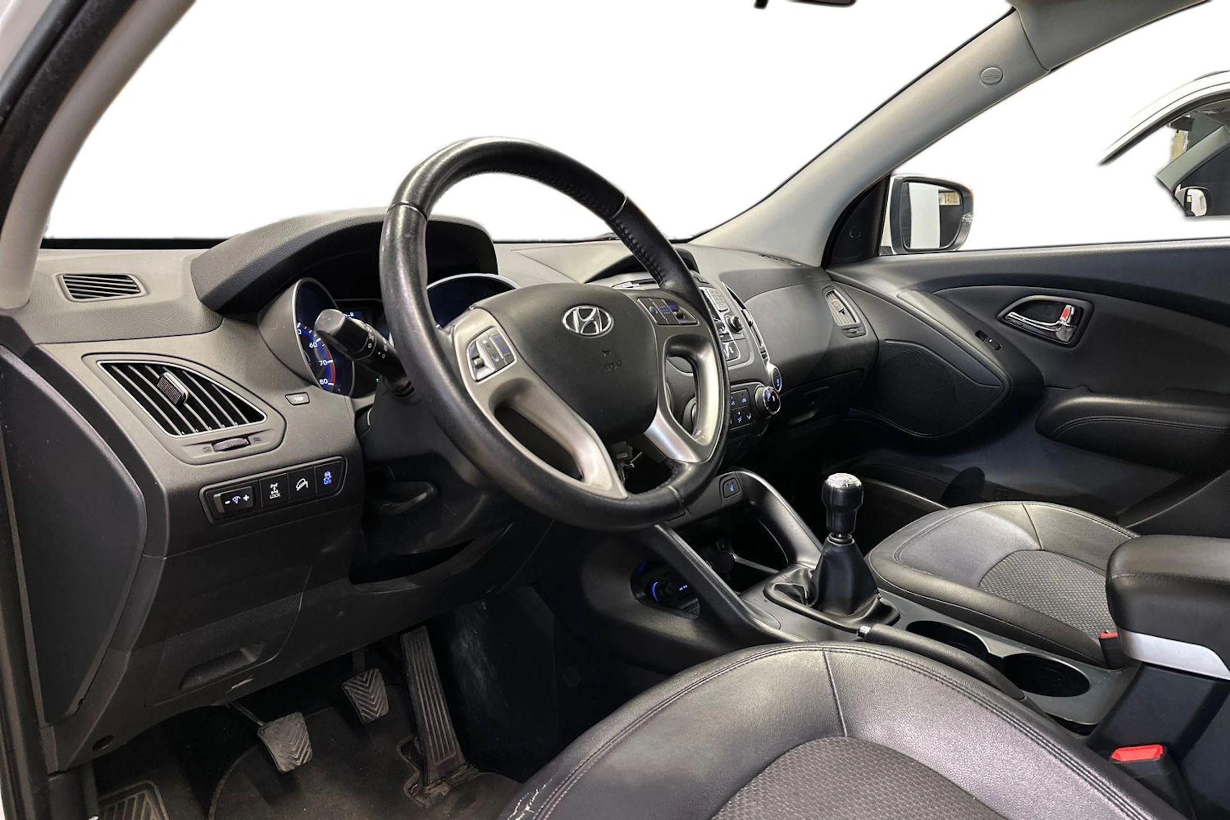 Valkoinen Hyundai ix35 2013 kuva 8.