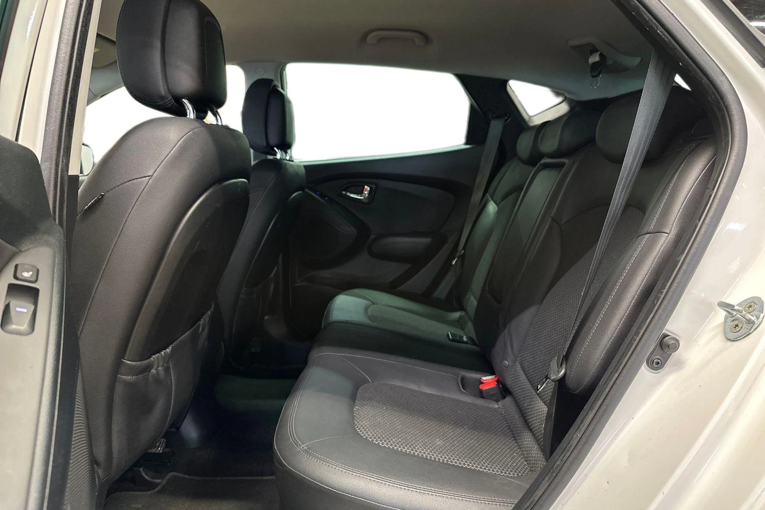 Valkoinen Hyundai ix35 2013 kuva 11.