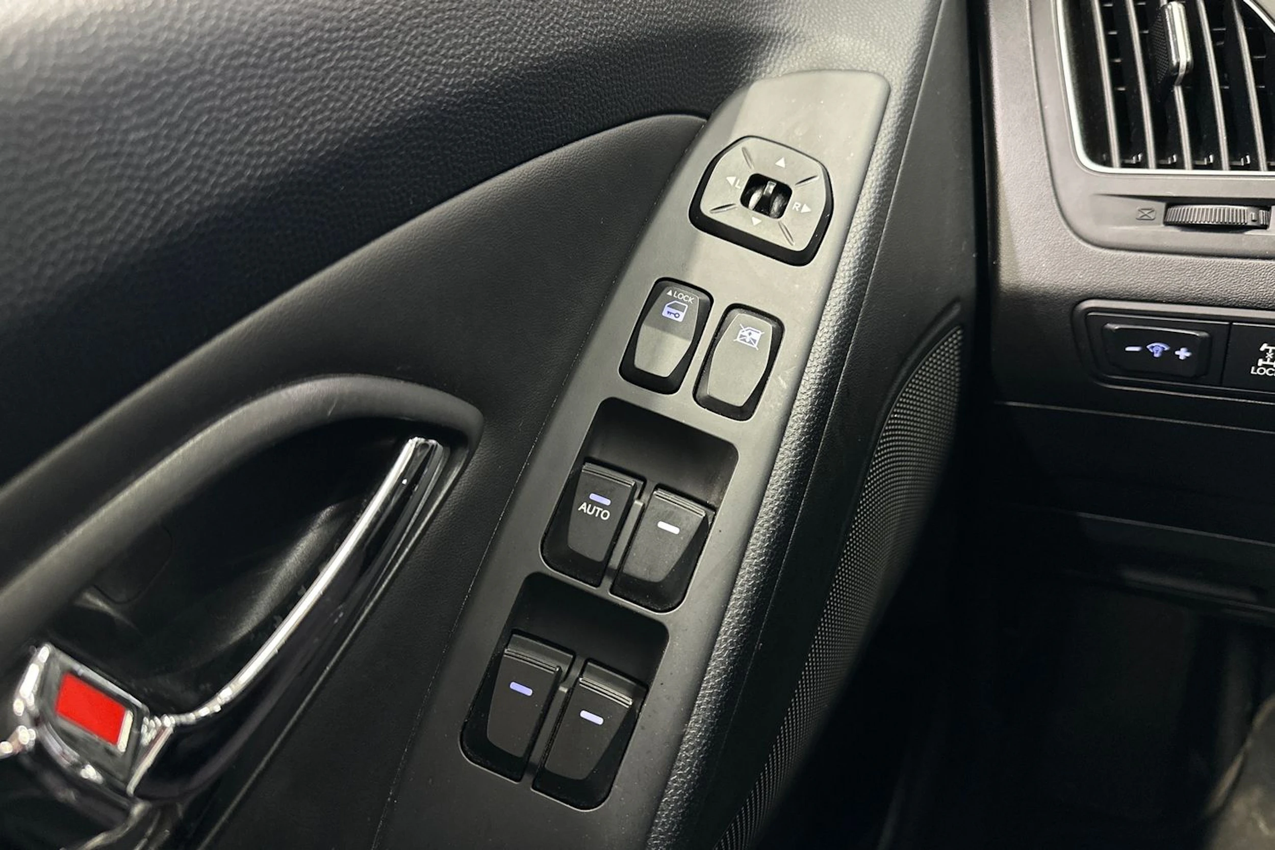 Valkoinen Hyundai ix35 2013 kuva 24.
