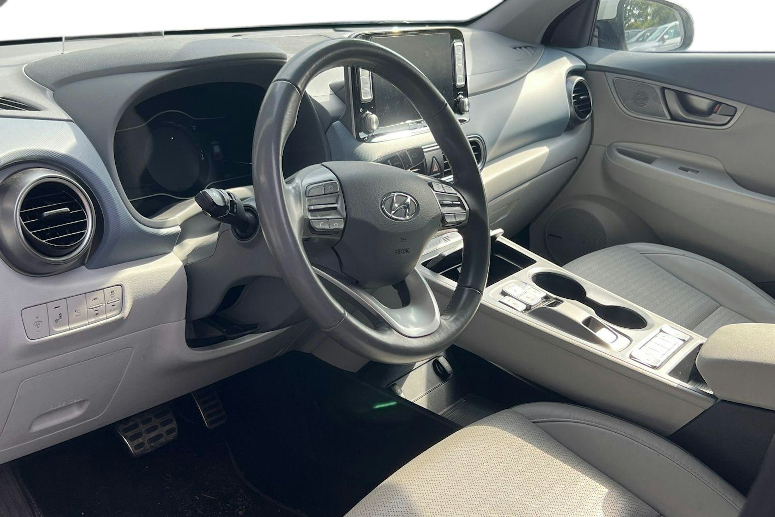 Valkoinen Hyundai KONA 2019 kuva 3.