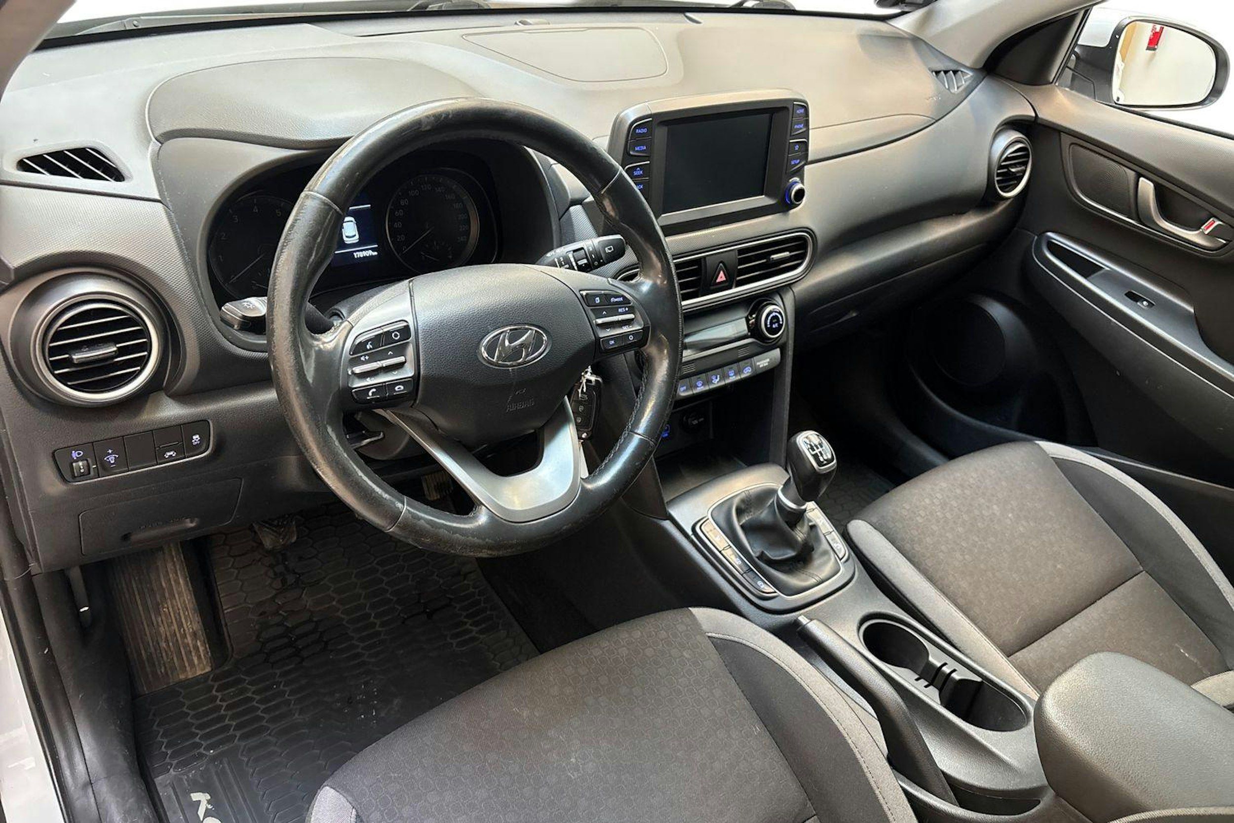 valkoinen Hyundai KONA 2019 kuva 6.