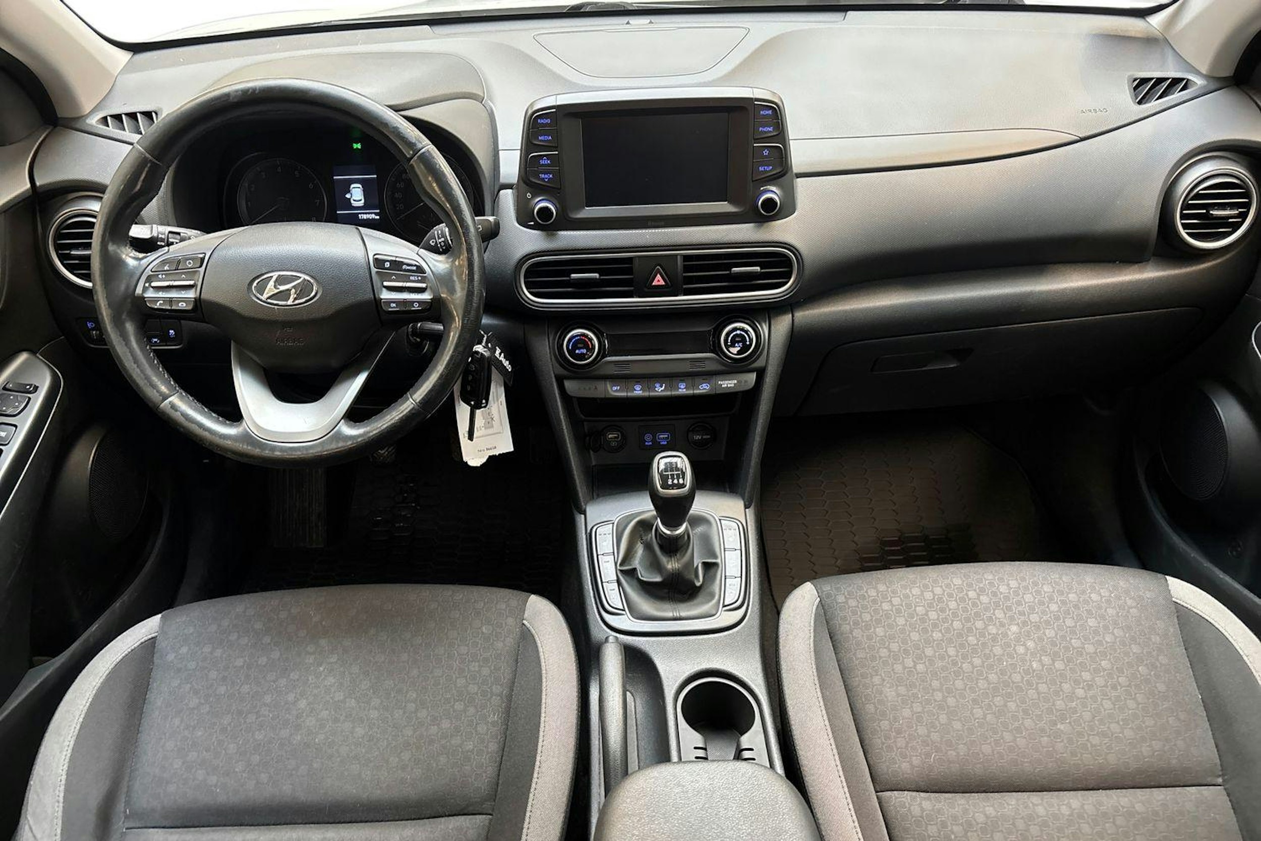 valkoinen Hyundai KONA 2019 kuva 7.