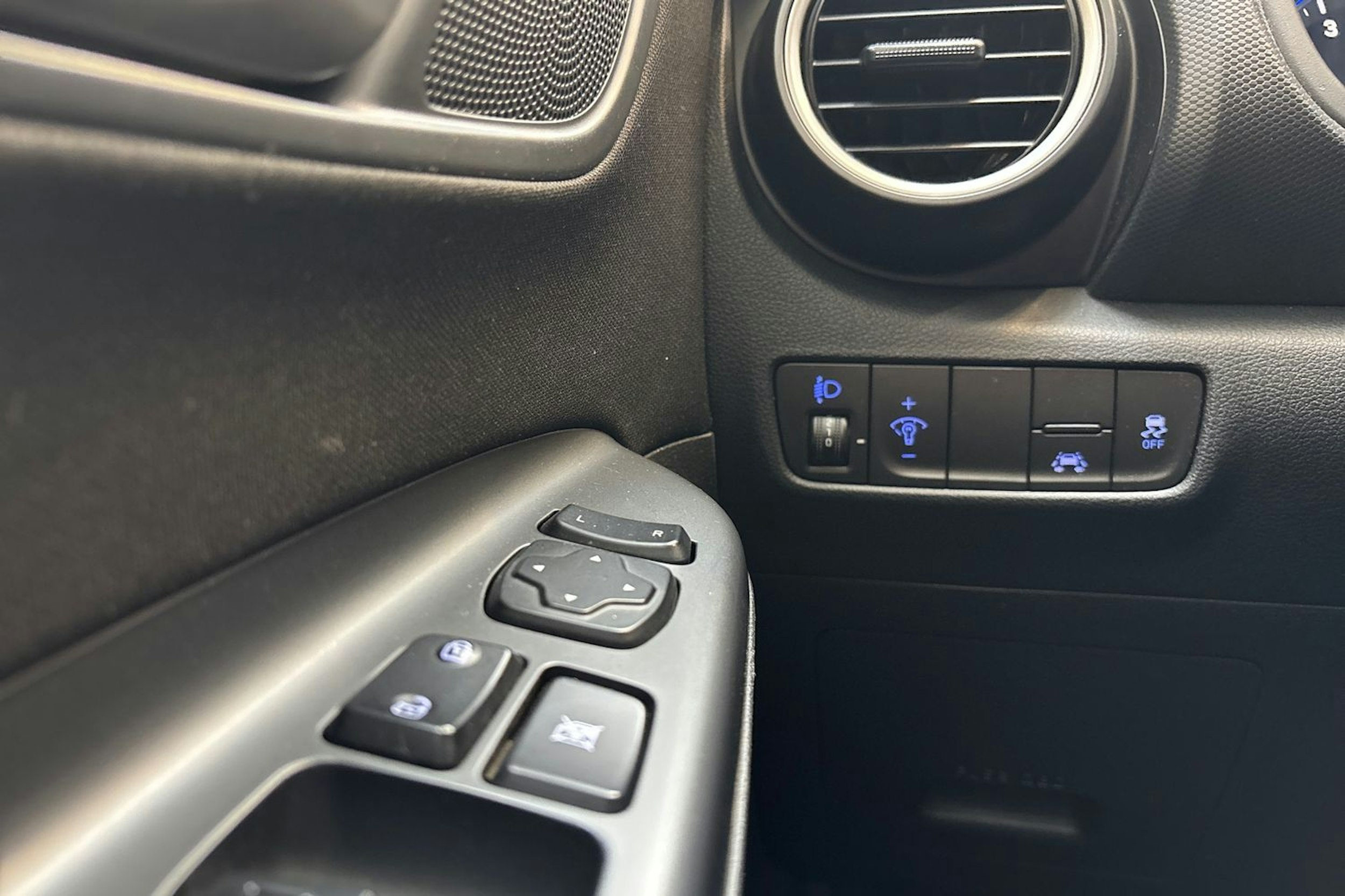 valkoinen Hyundai KONA 2019 kuva 12.