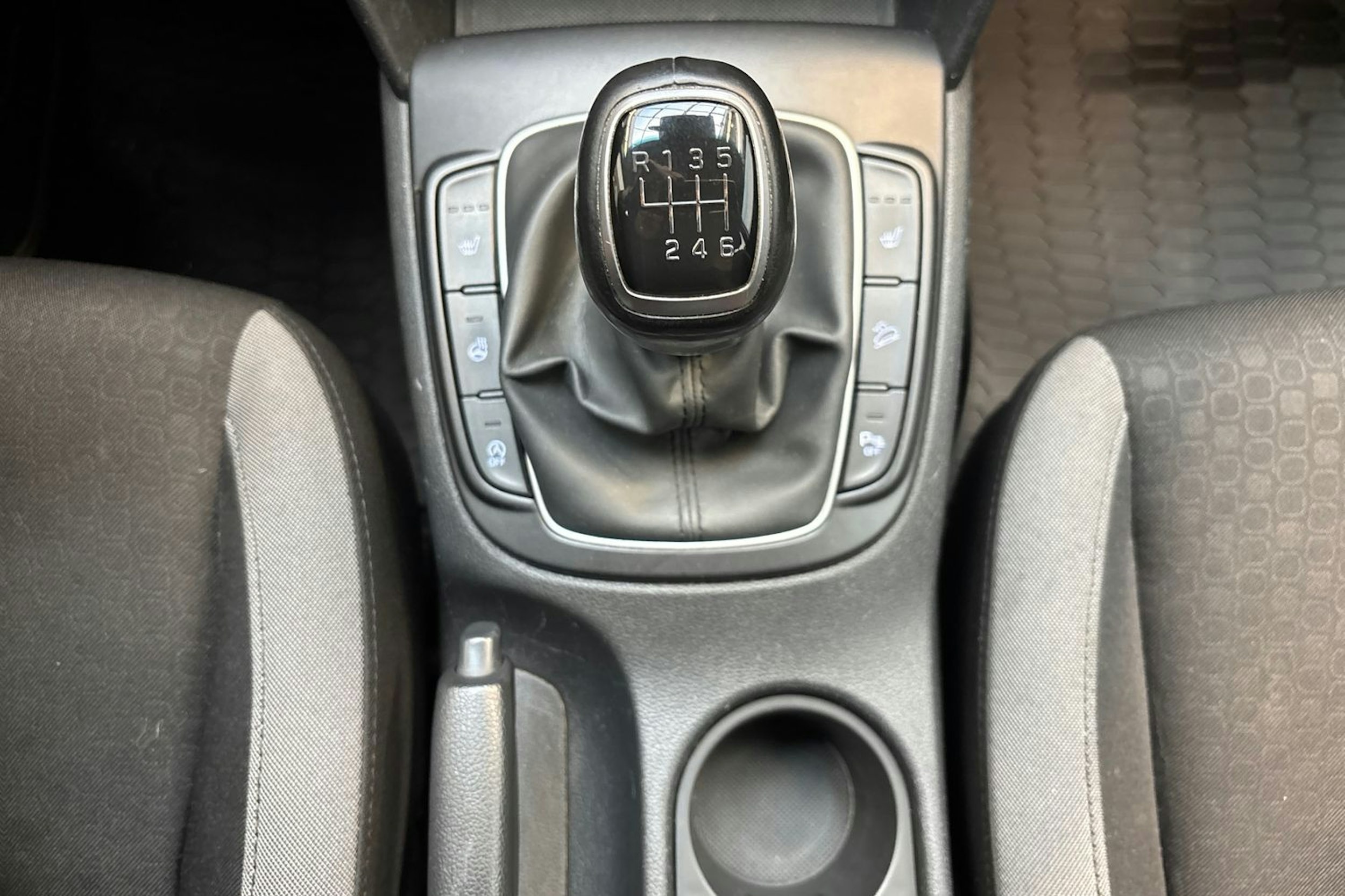 valkoinen Hyundai KONA 2019 kuva 18.