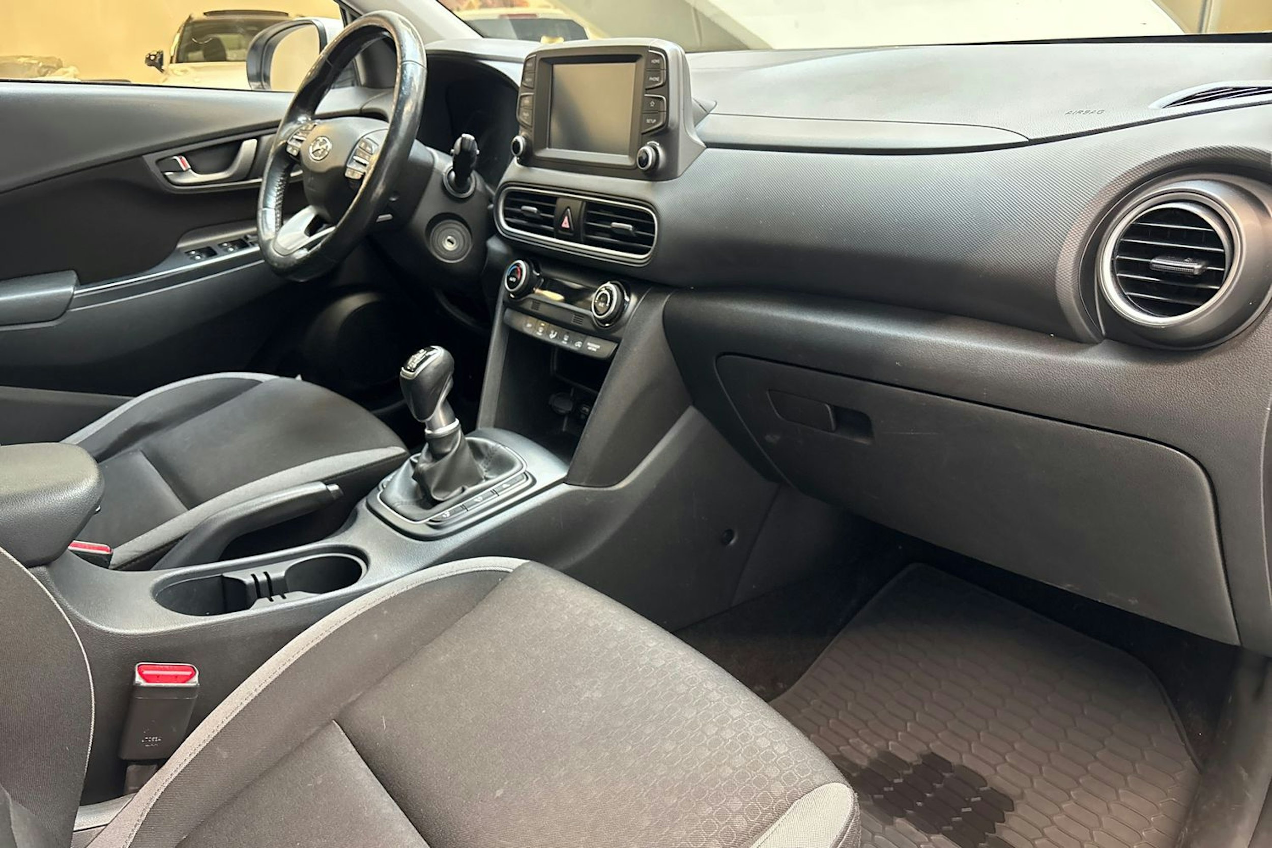 valkoinen Hyundai KONA 2019 kuva 20.