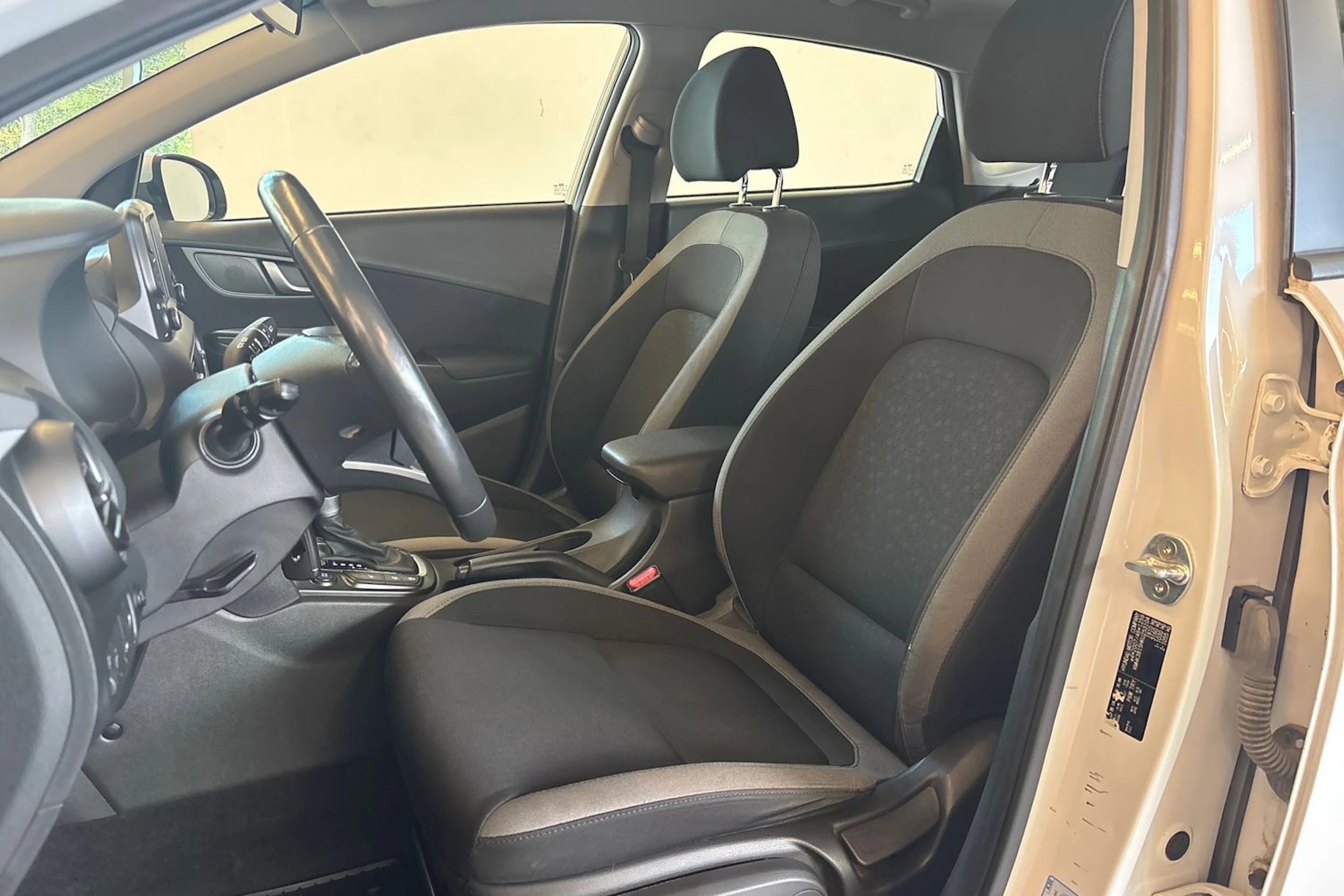 valkoinen Hyundai KONA 2019 kuva 13.