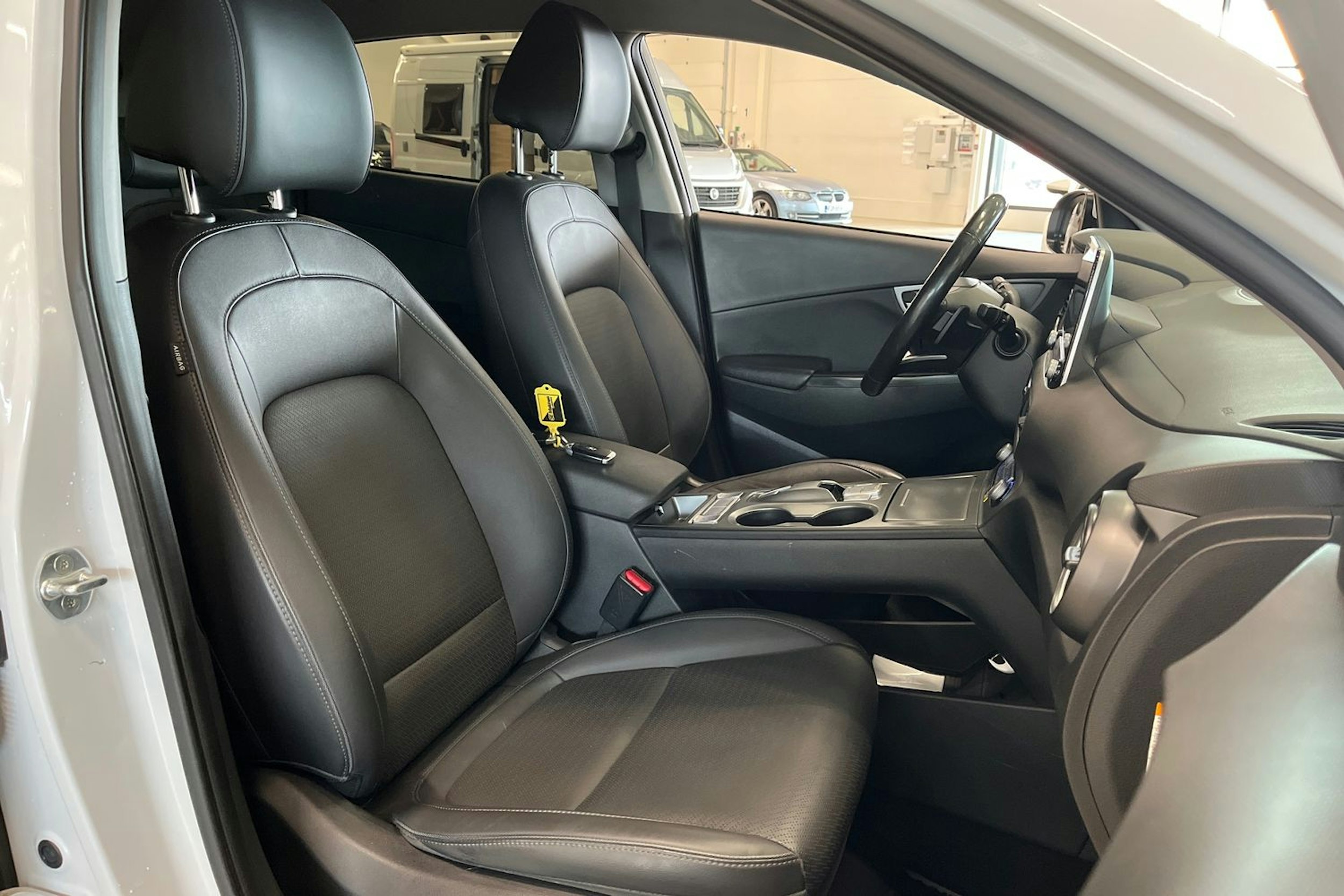 valkoinen Hyundai KONA 2020 kuva 12.