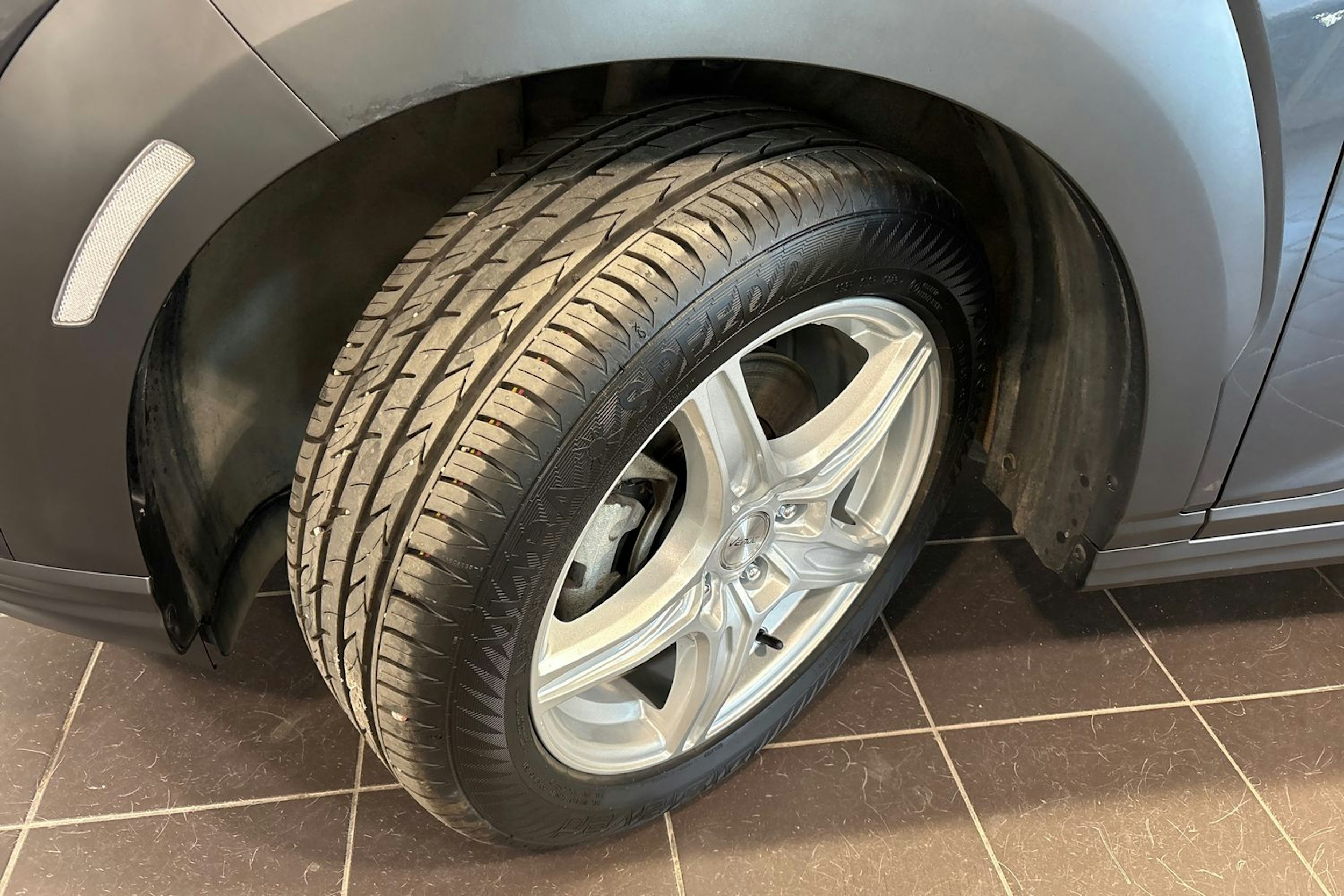 harmaa Hyundai KONA 2020 kuva 13.