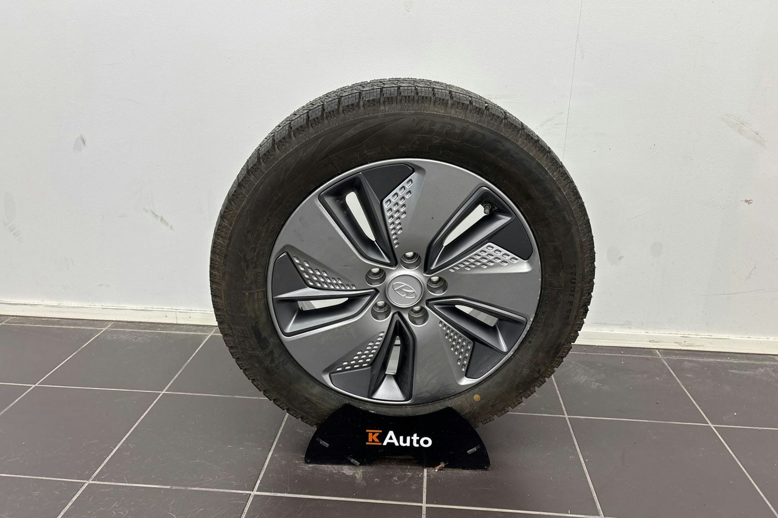 harmaa Hyundai KONA 2020 kuva 14.