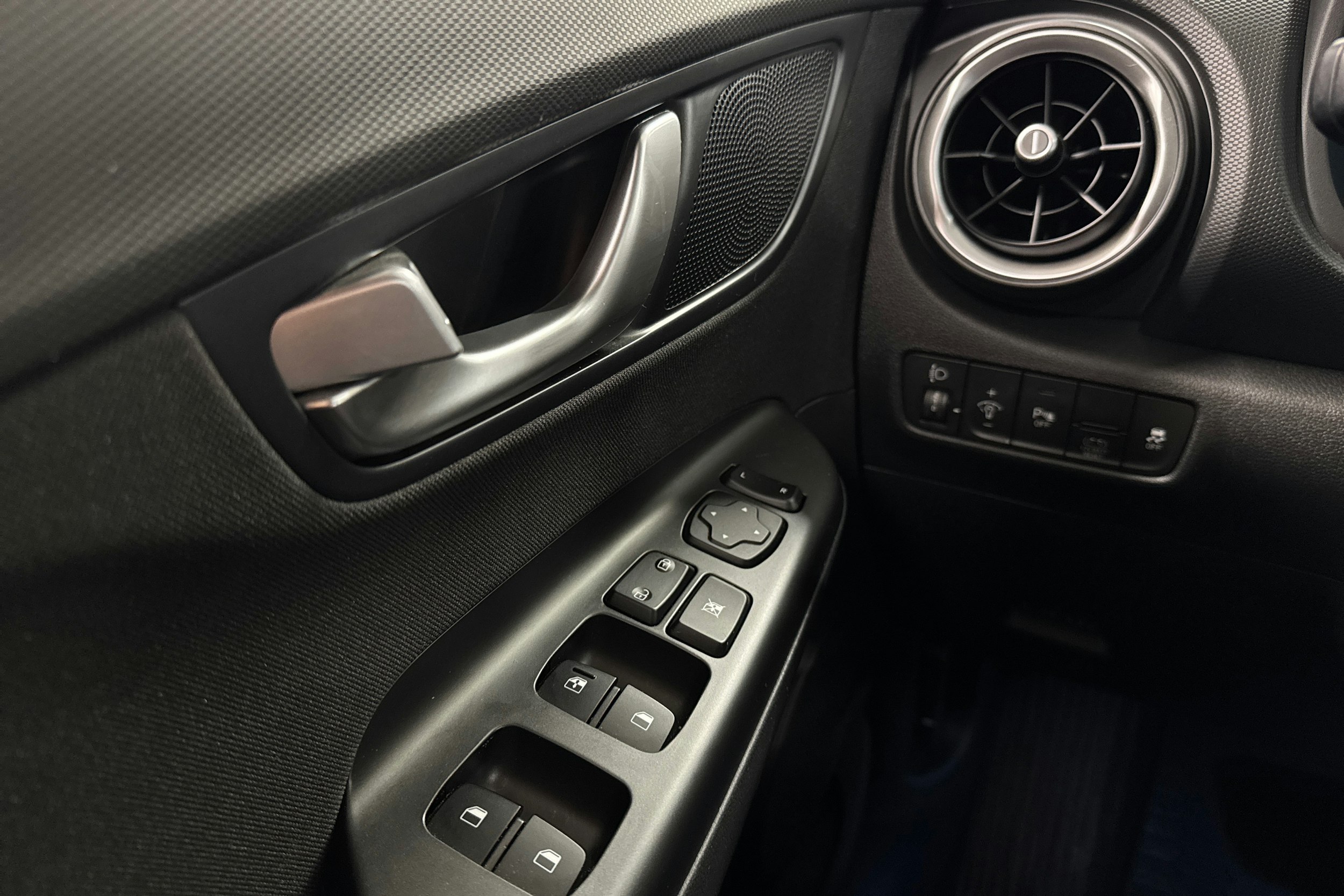 valkoinen Hyundai KONA 2021 kuva 17.