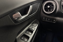 valkoinen Hyundai KONA 2021 kuva 17.