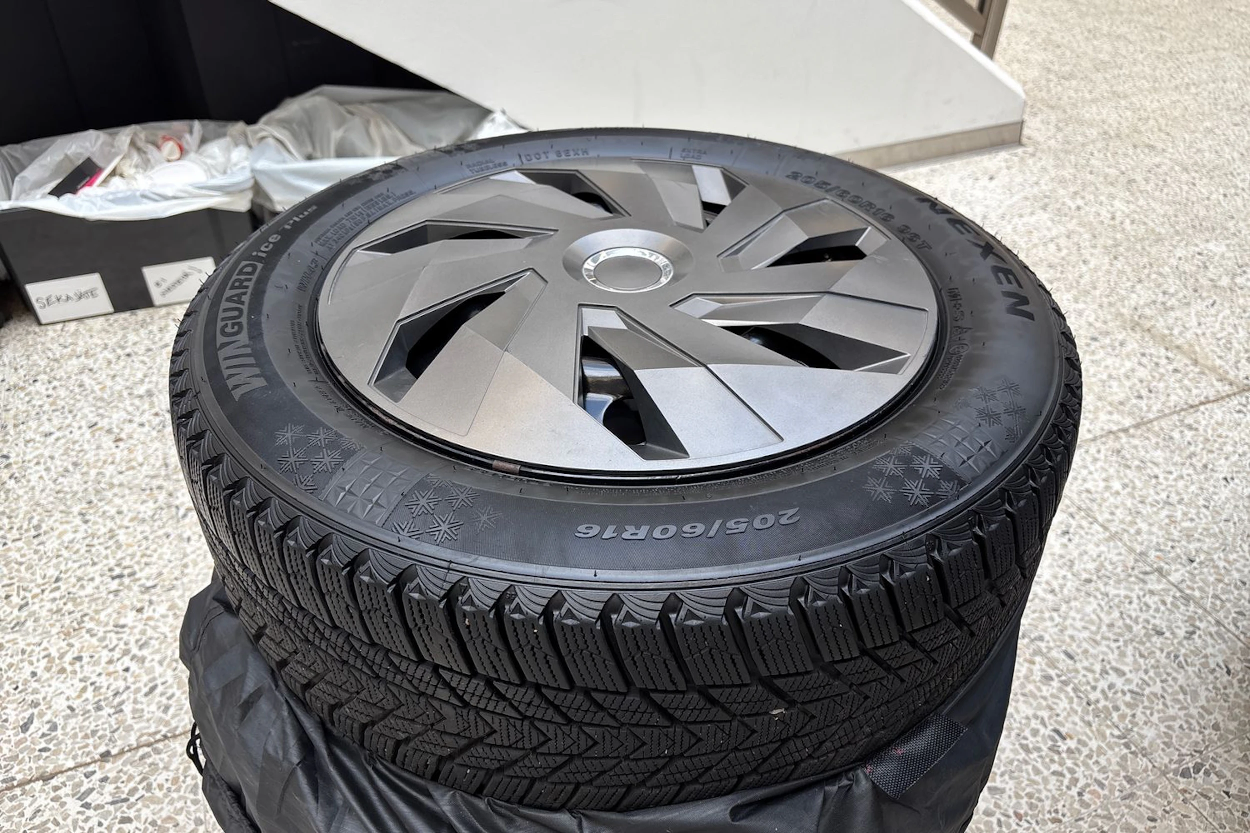 harmaa Hyundai KONA 2021 kuva 15.