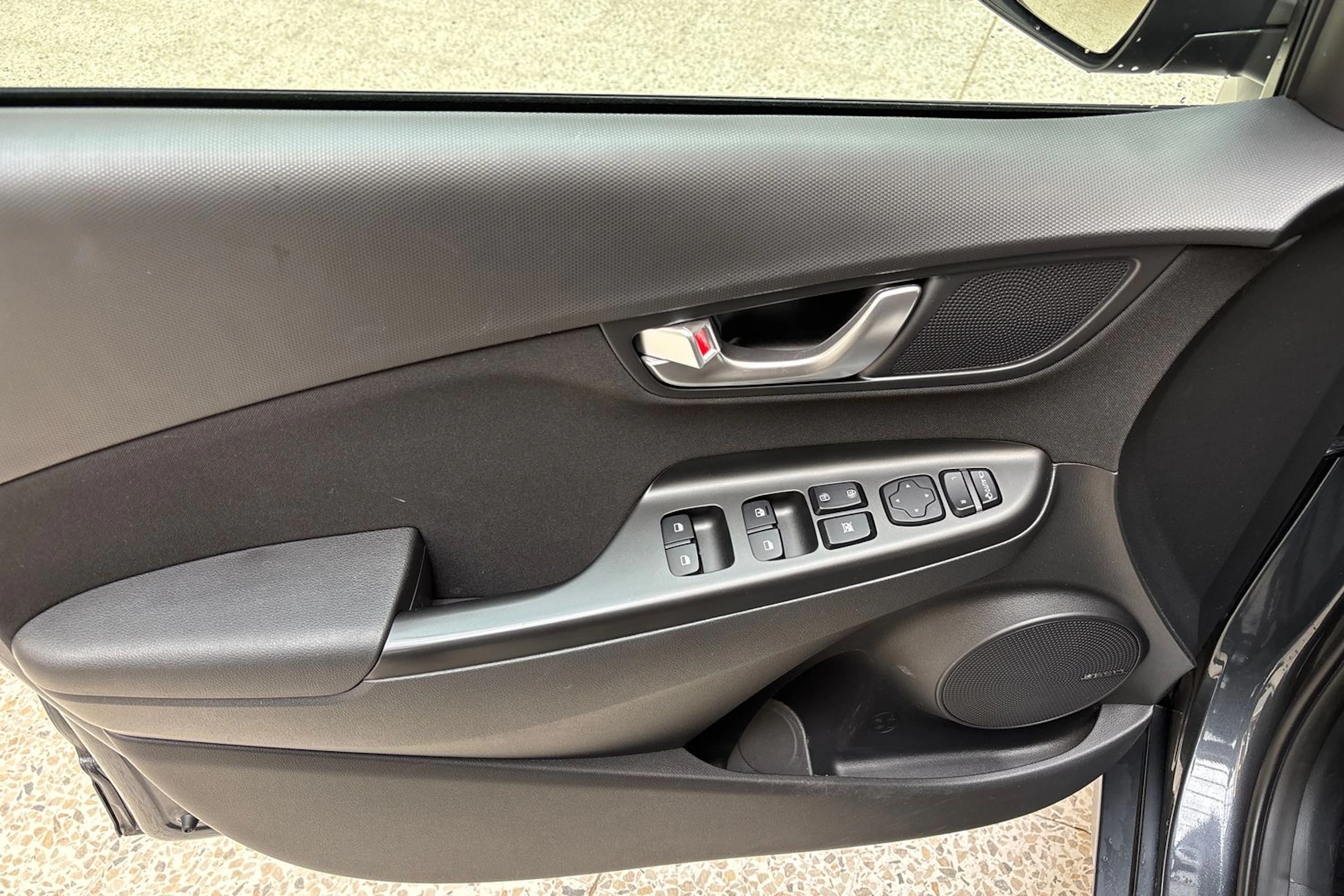harmaa Hyundai KONA 2021 kuva 17.