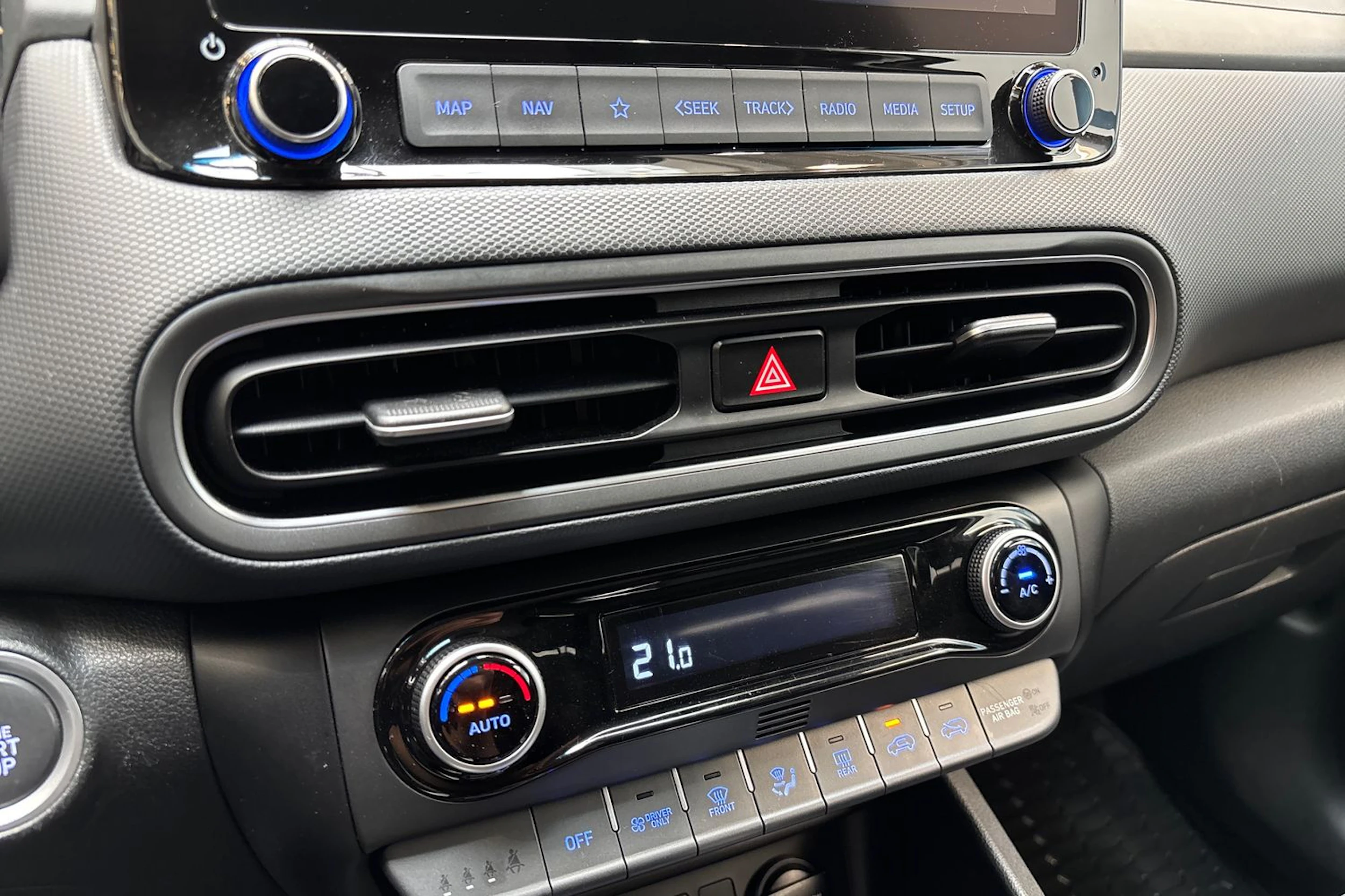 harmaa Hyundai KONA 2021 kuva 23.