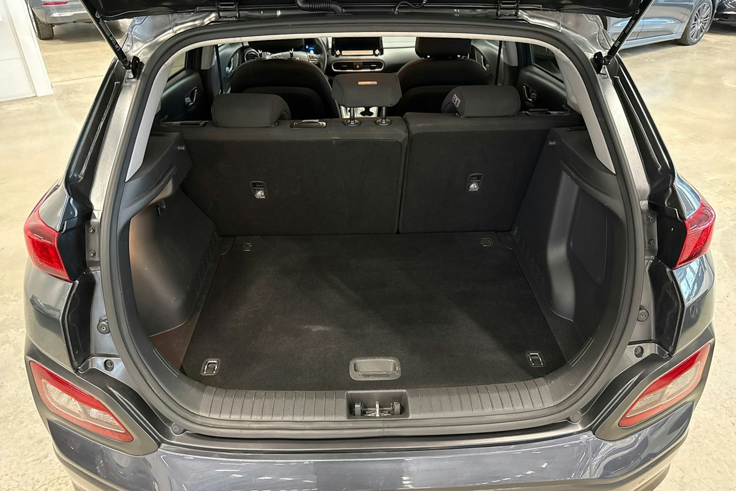 harmaa Hyundai KONA 2021 kuva 14.