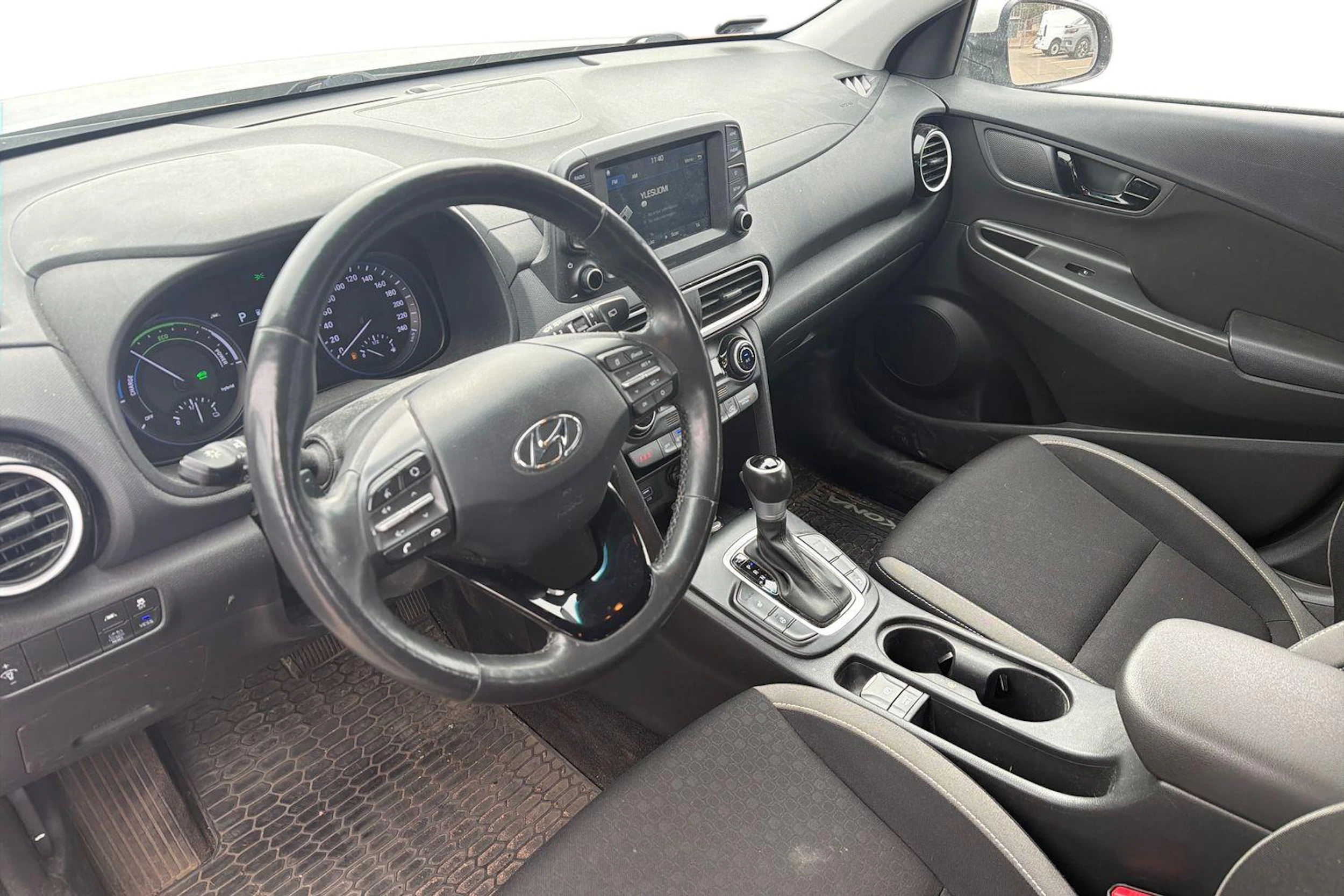 Valkoinen Hyundai KONA 2021 kuva 3.