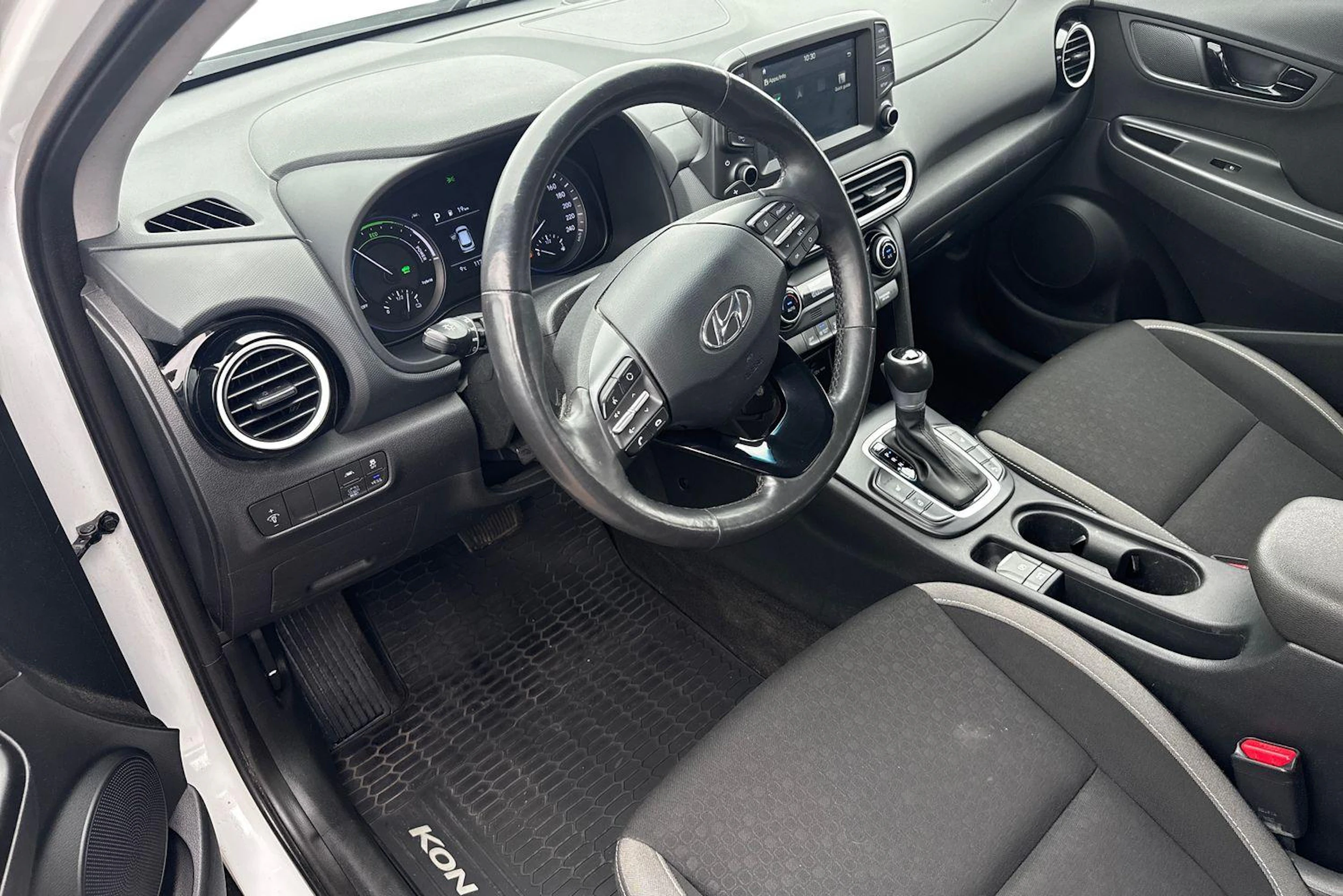 Valkoinen Hyundai KONA 2021 kuva 8.