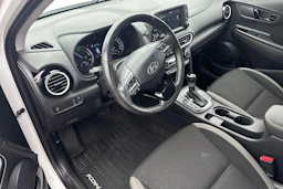 Valkoinen Hyundai KONA 2021 kuva 8.