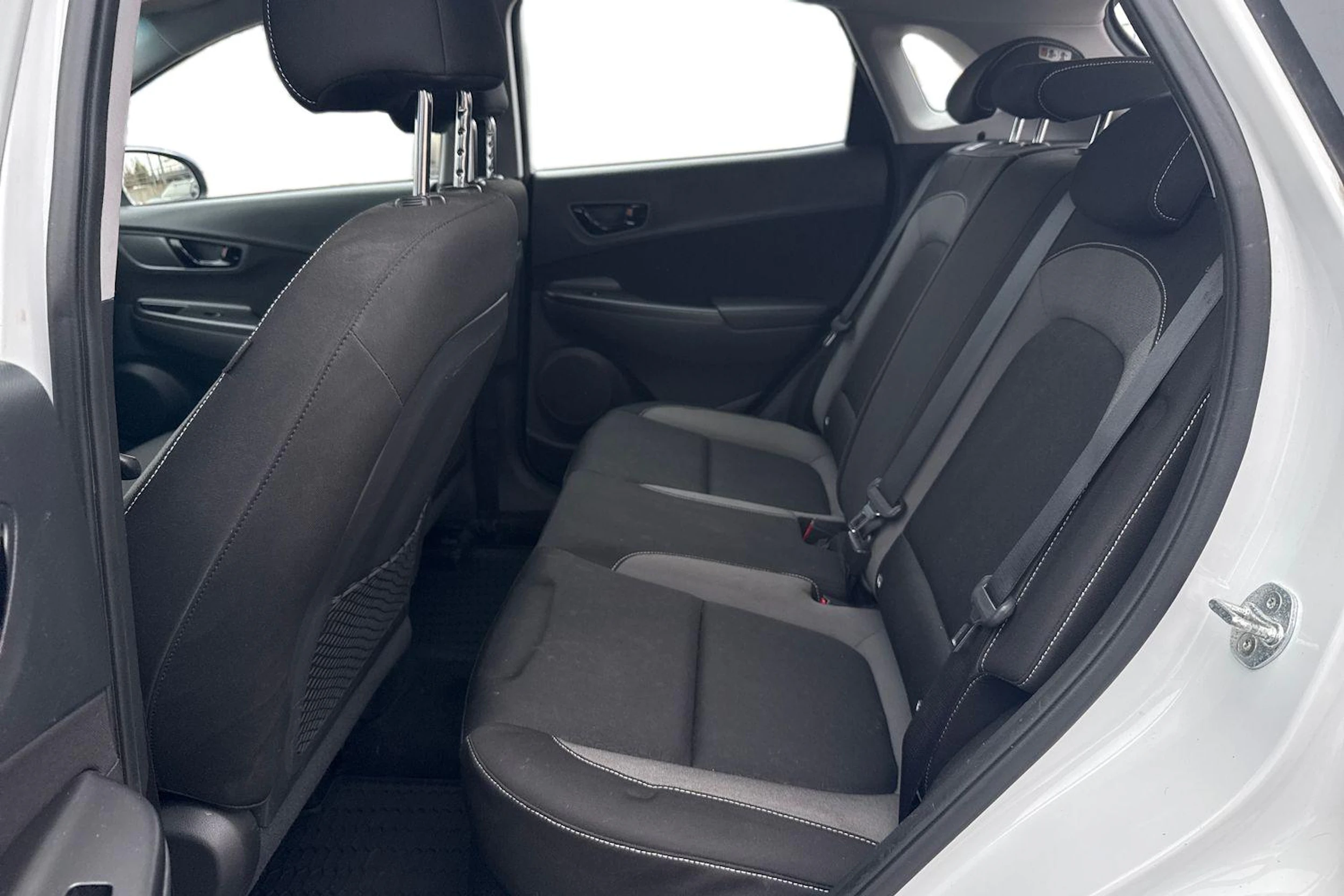 Valkoinen Hyundai KONA 2021 kuva 11.