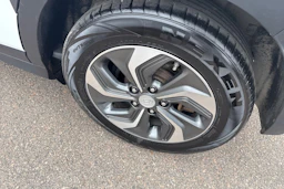 Valkoinen Hyundai KONA 2021 kuva 13.