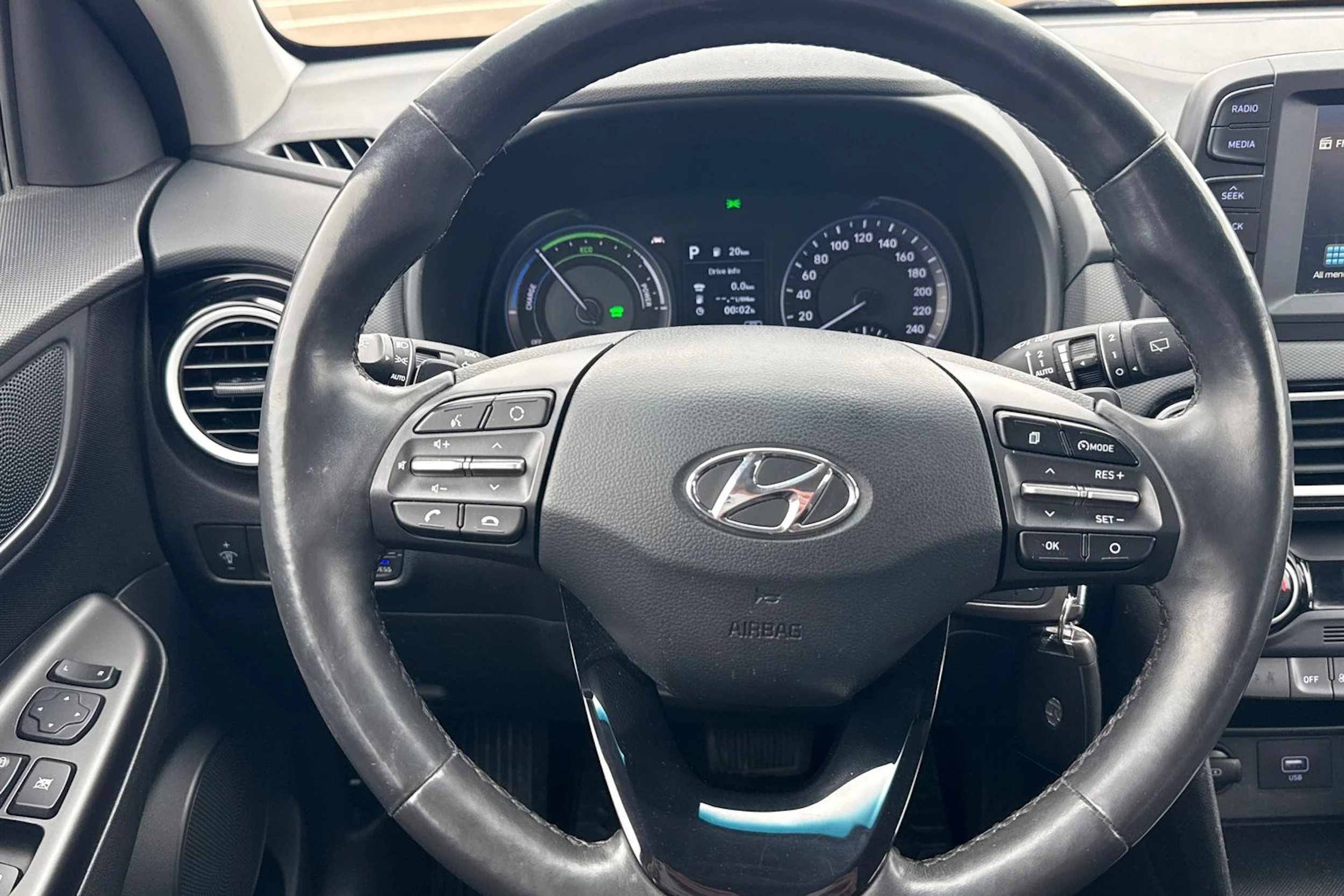 Valkoinen Hyundai KONA 2021 kuva 15.