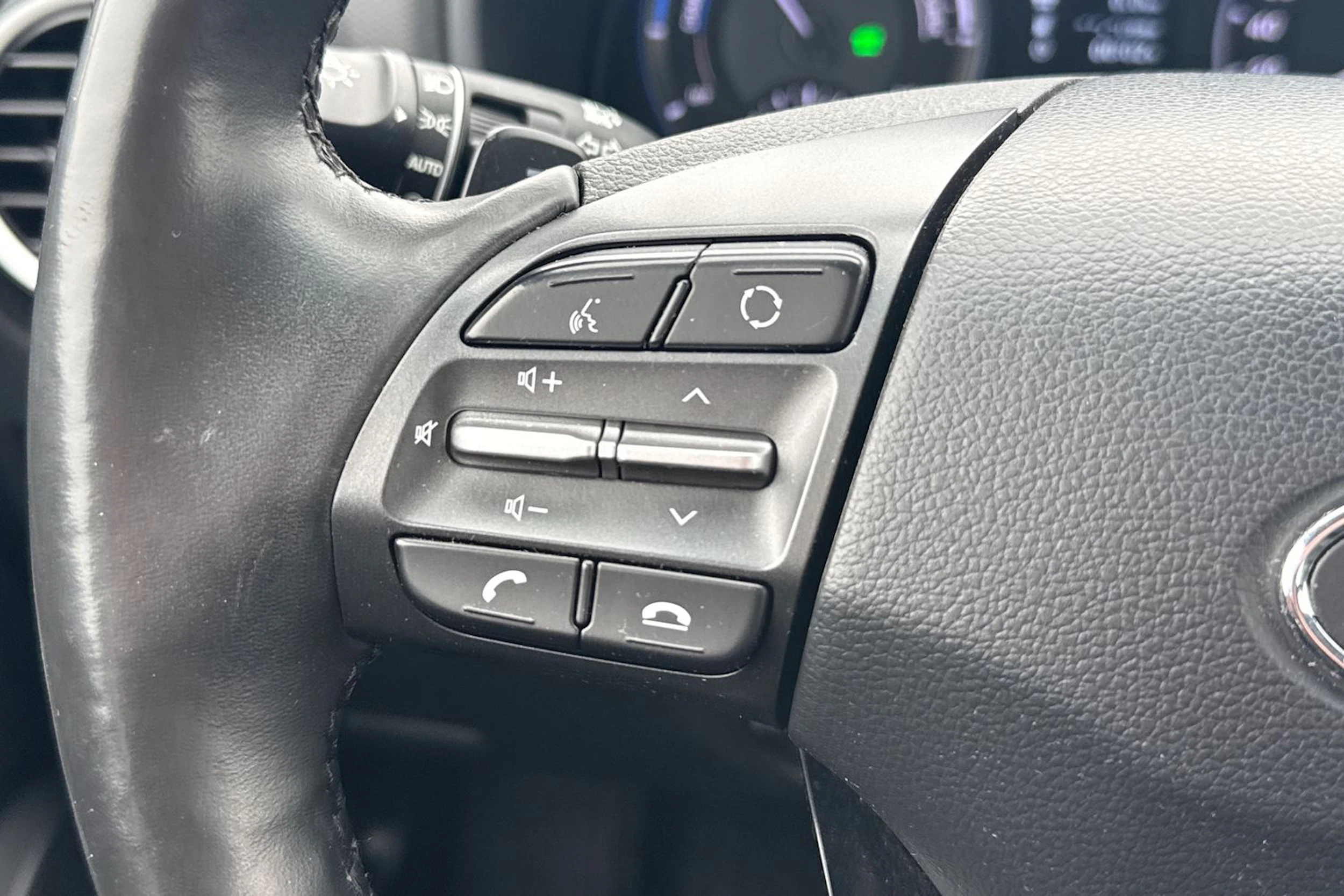 Valkoinen Hyundai KONA 2021 kuva 16.