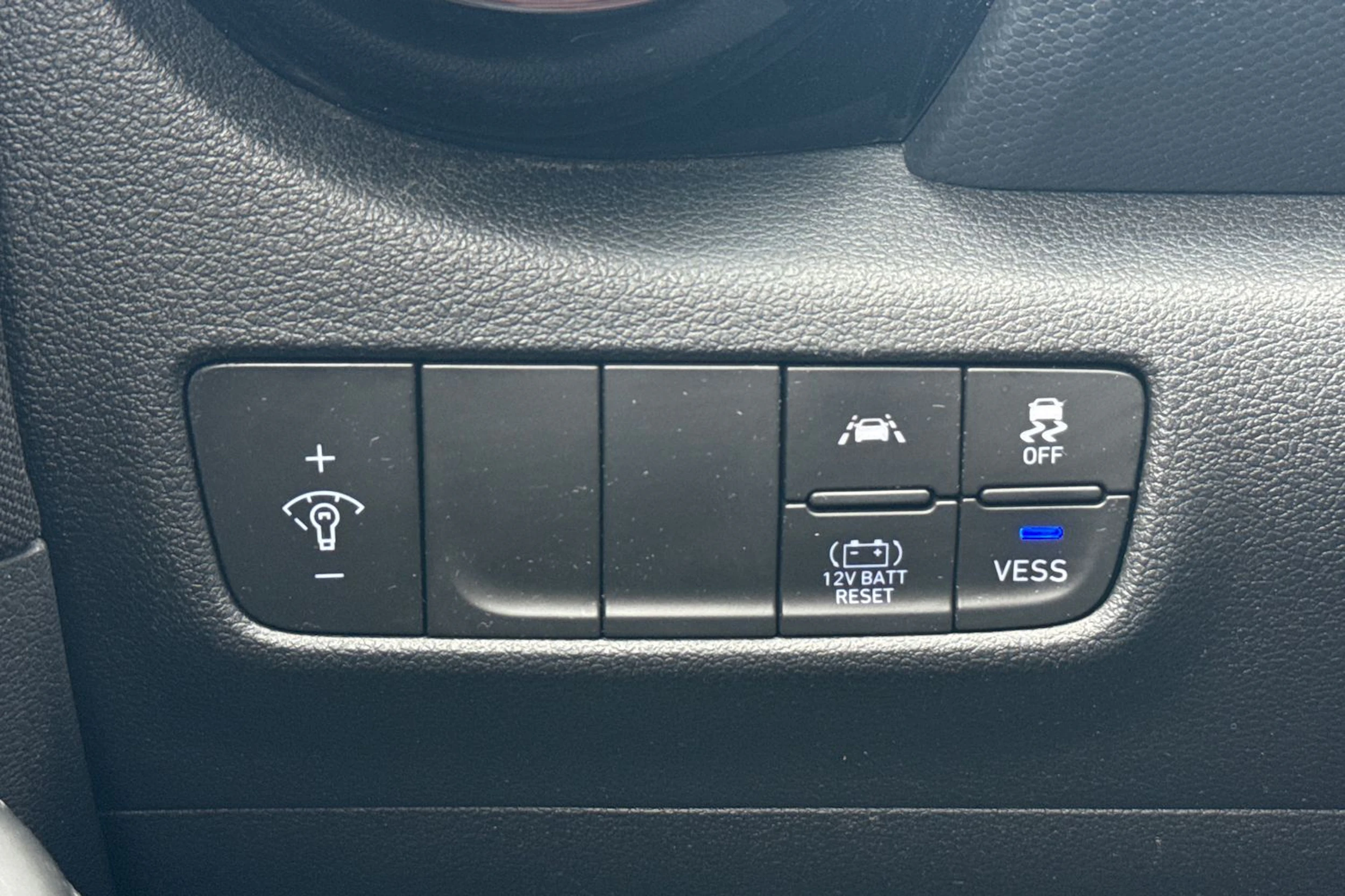 Valkoinen Hyundai KONA 2021 kuva 21.