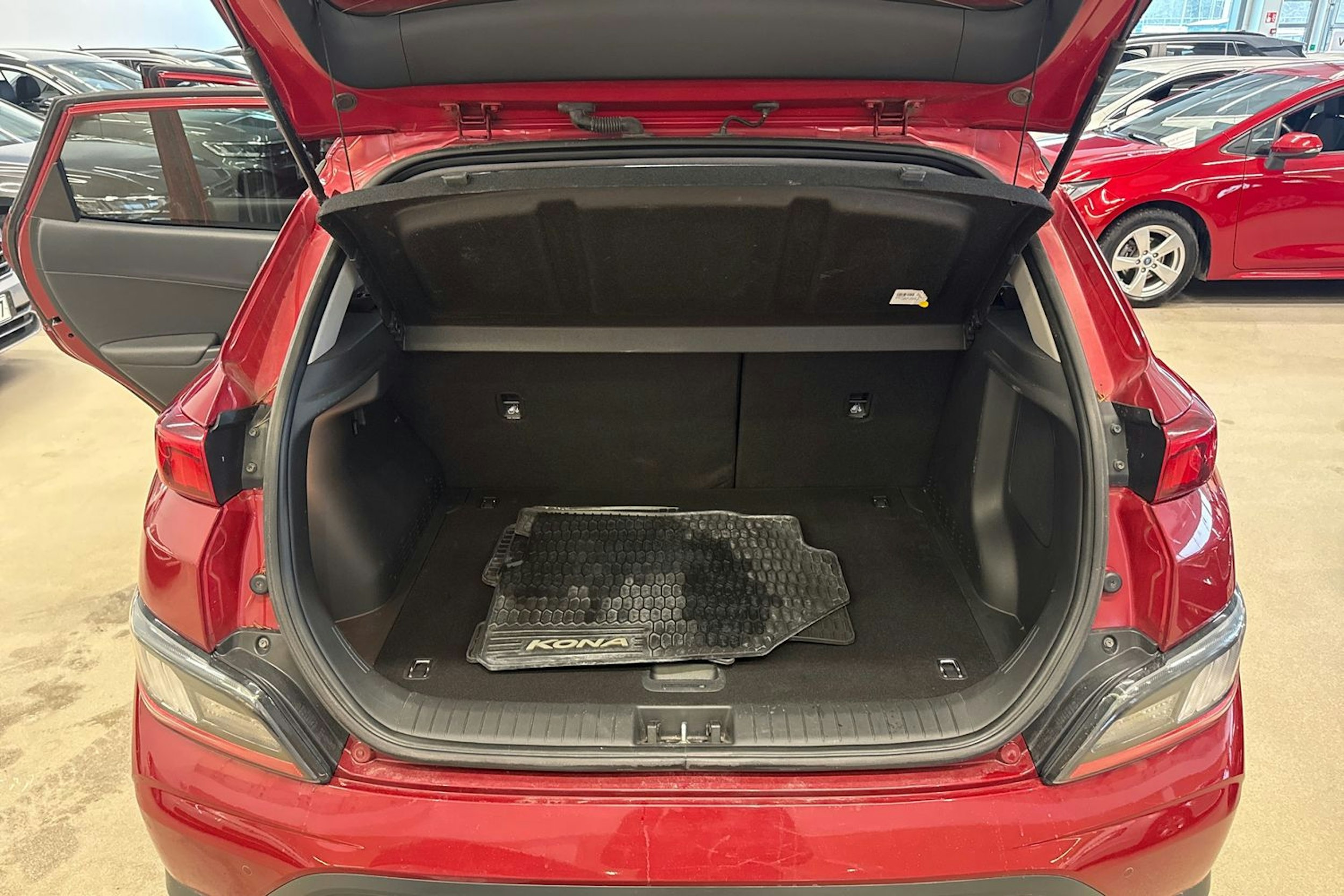 punainen Hyundai KONA 2022 kuva 15.