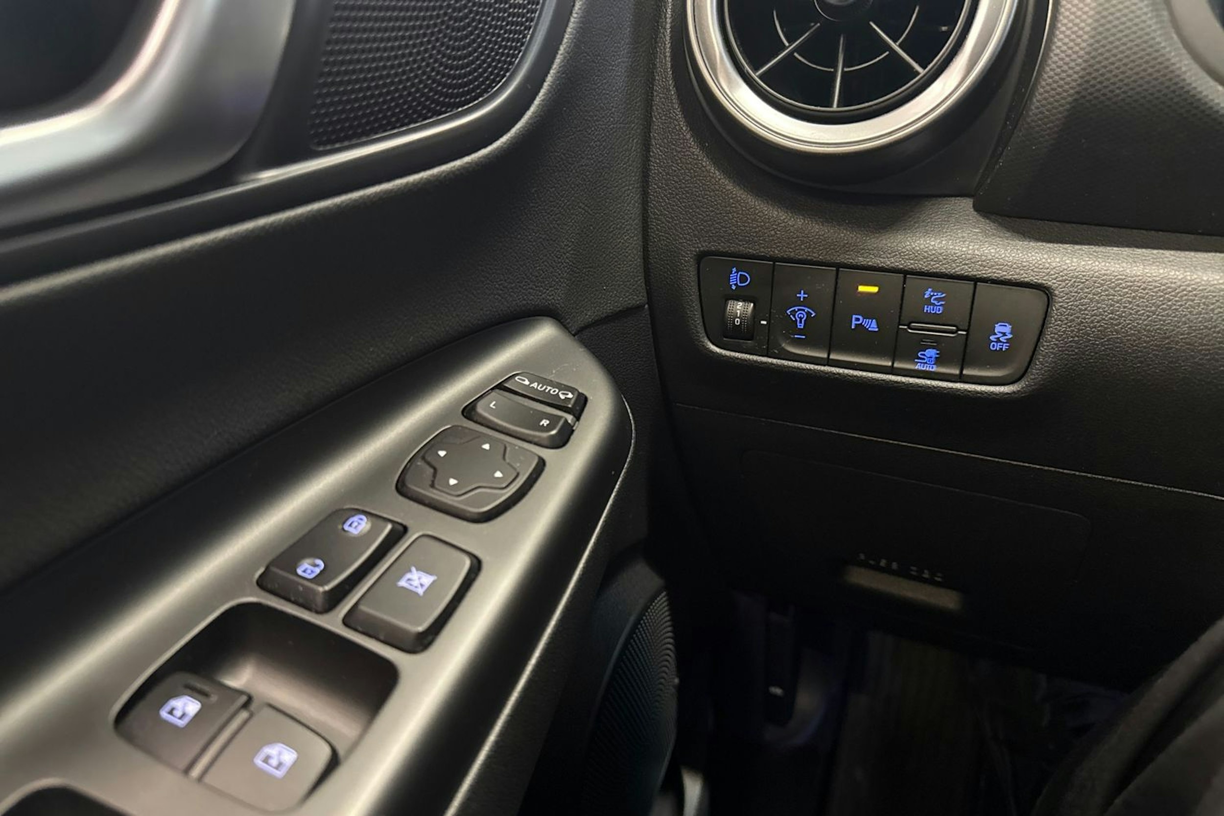 punainen Hyundai KONA 2022 kuva 22.