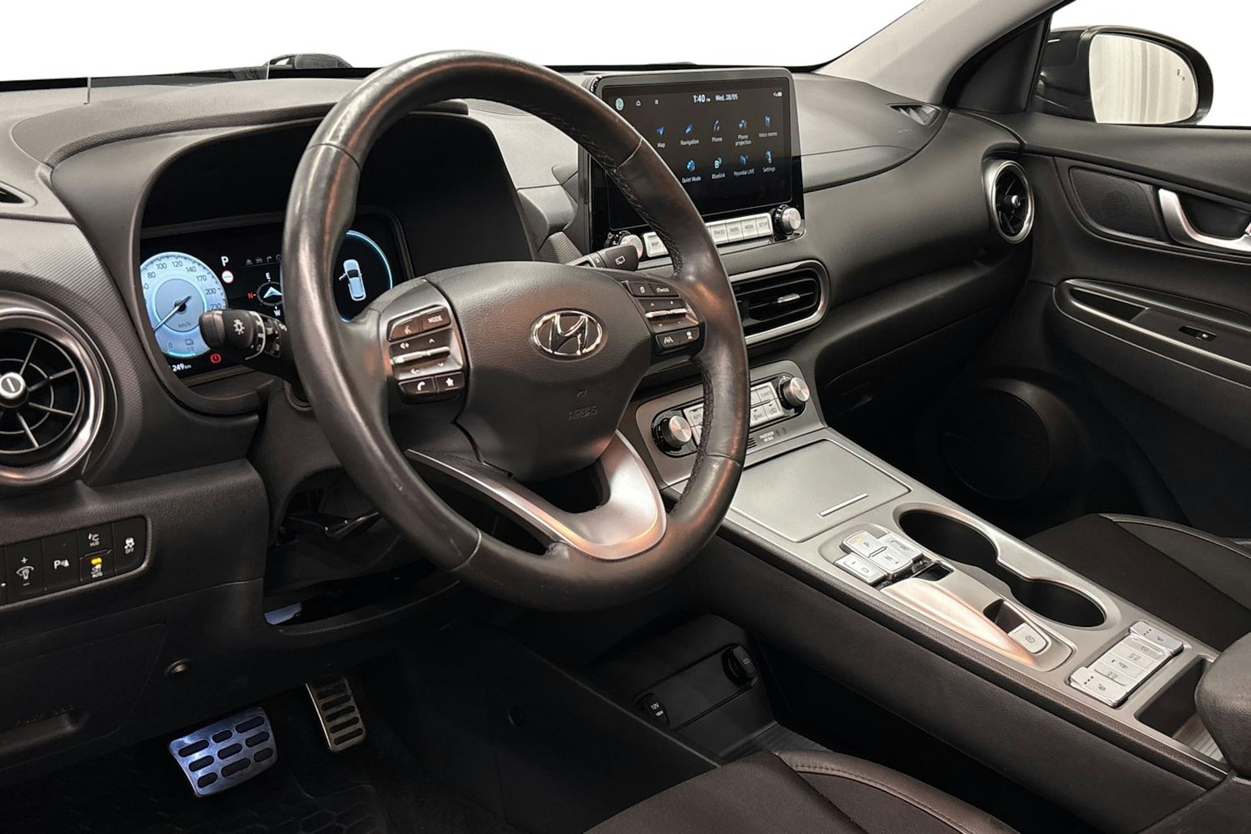 punainen Hyundai KONA 2023 kuva 7.