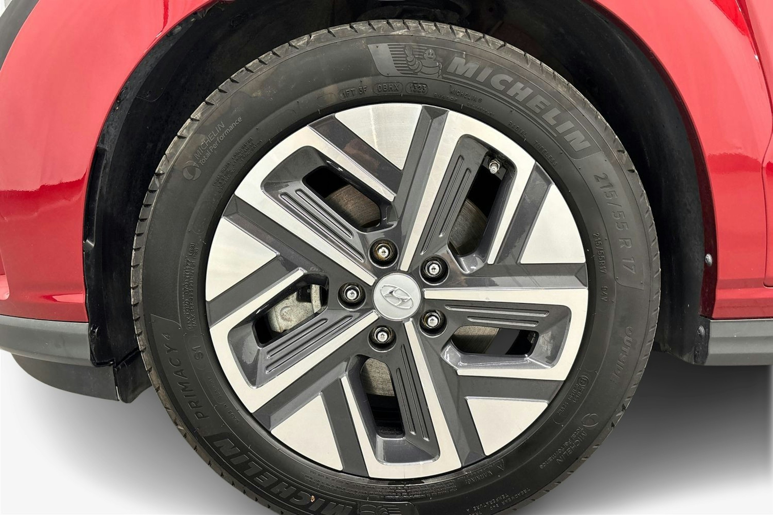 punainen Hyundai KONA 2023 kuva 11.