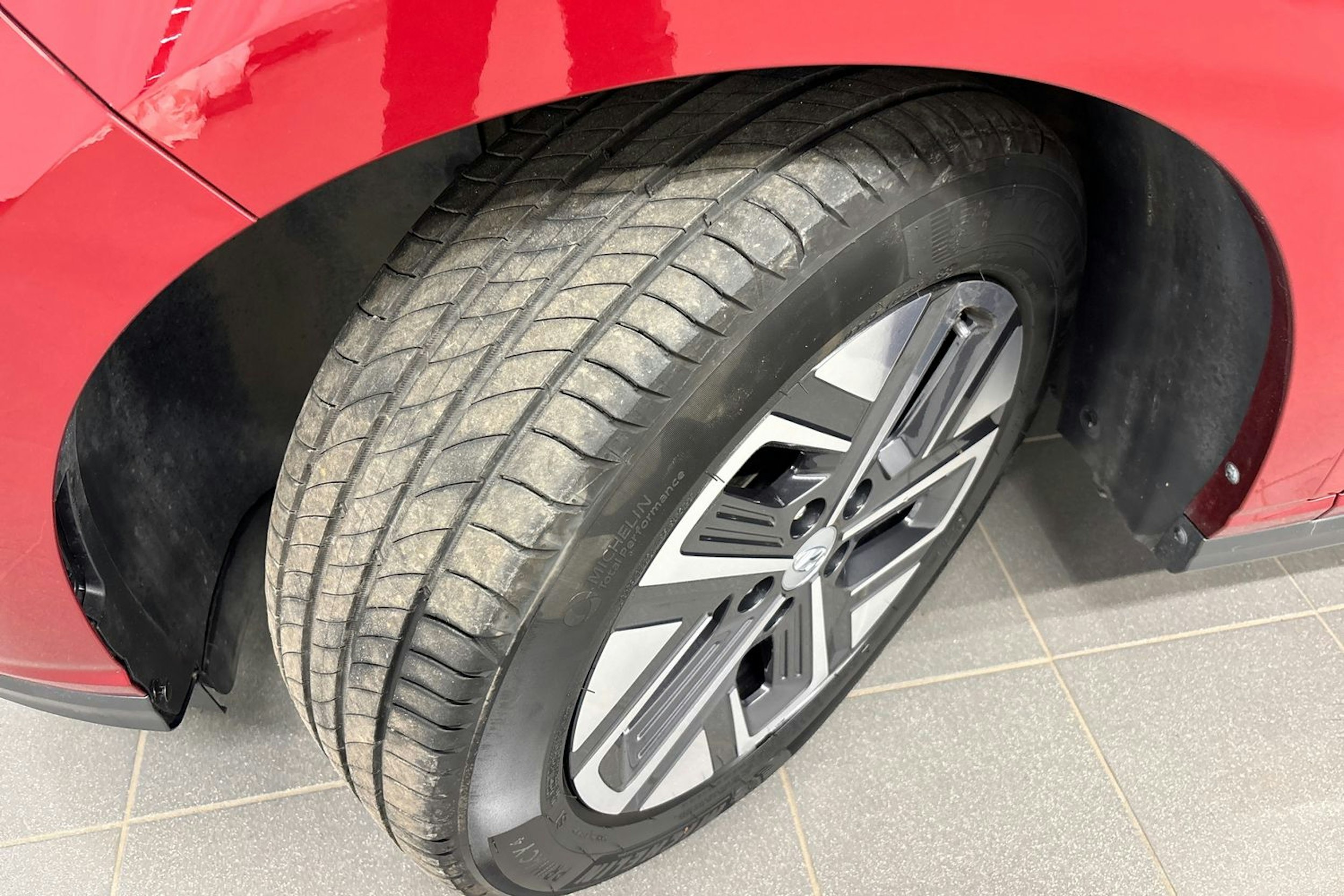 punainen Hyundai KONA 2023 kuva 13.