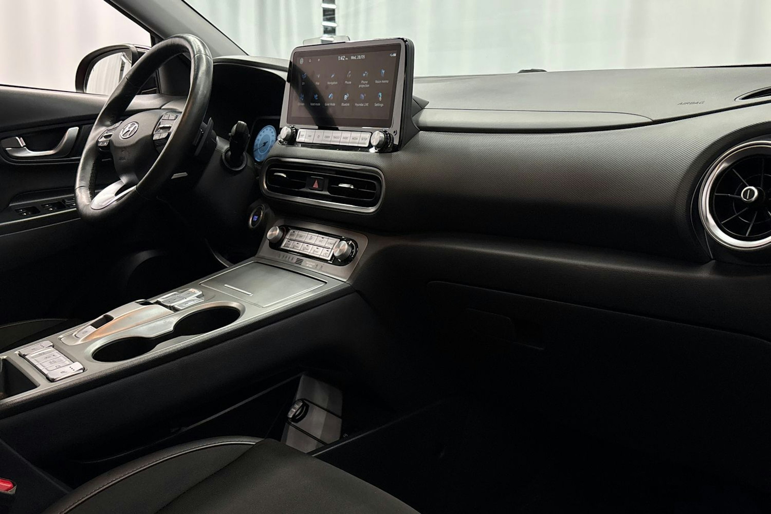 punainen Hyundai KONA 2023 kuva 14.