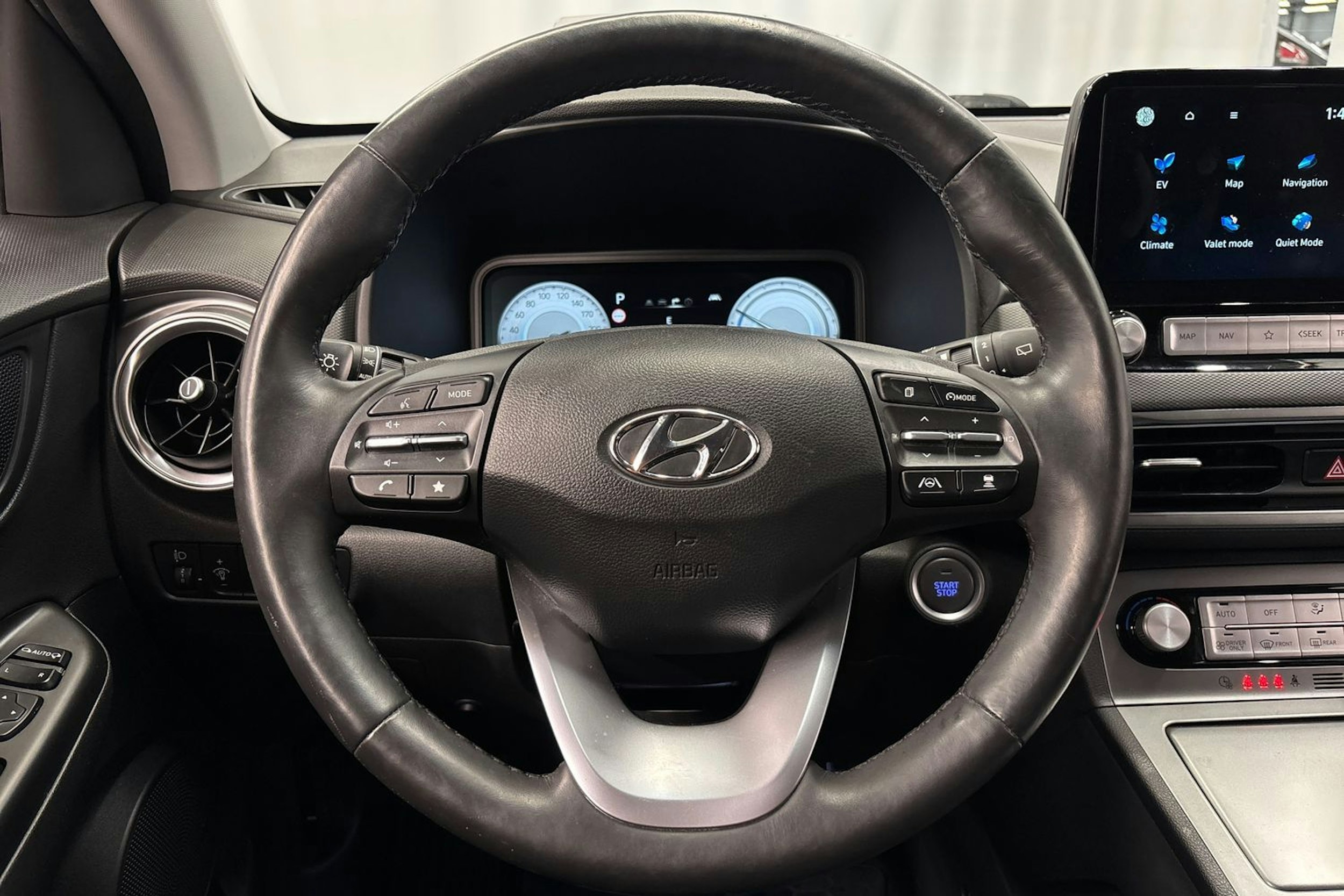 punainen Hyundai KONA 2023 kuva 18.