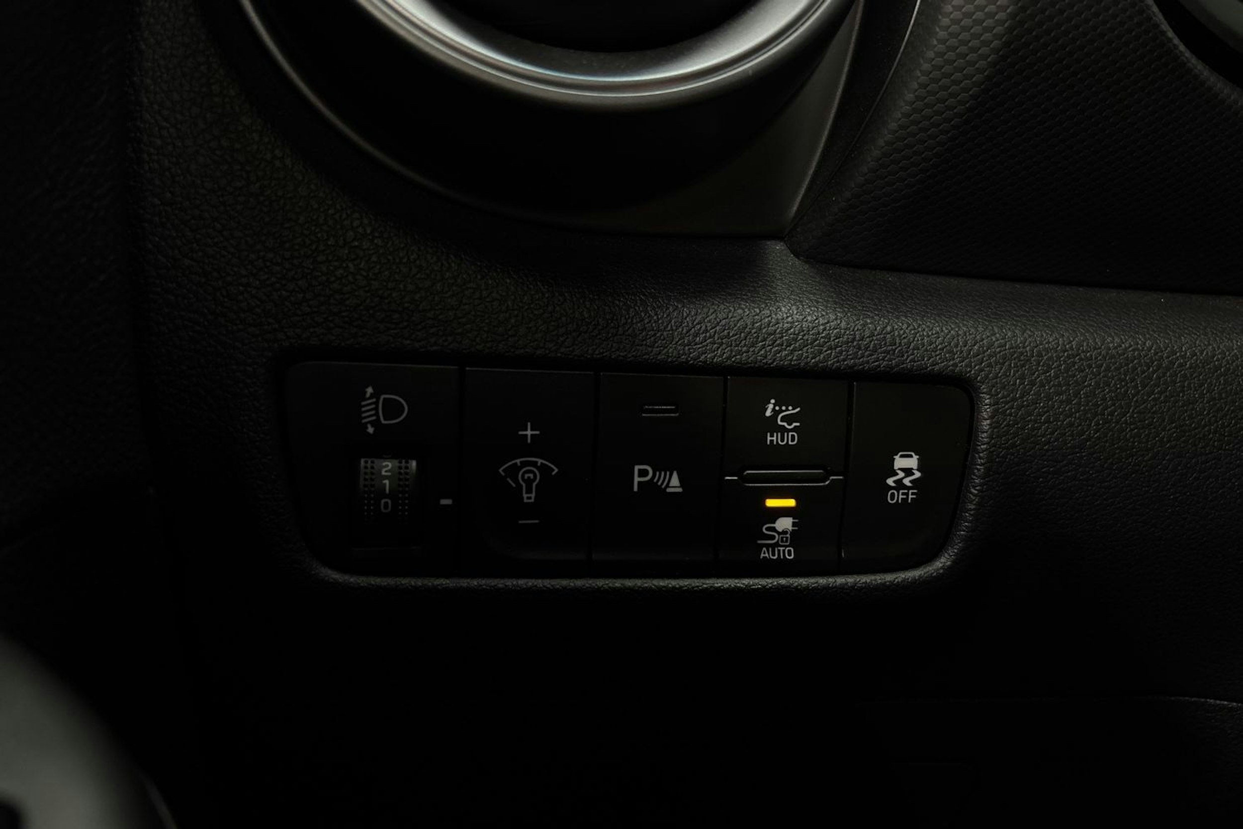punainen Hyundai KONA 2023 kuva 21.