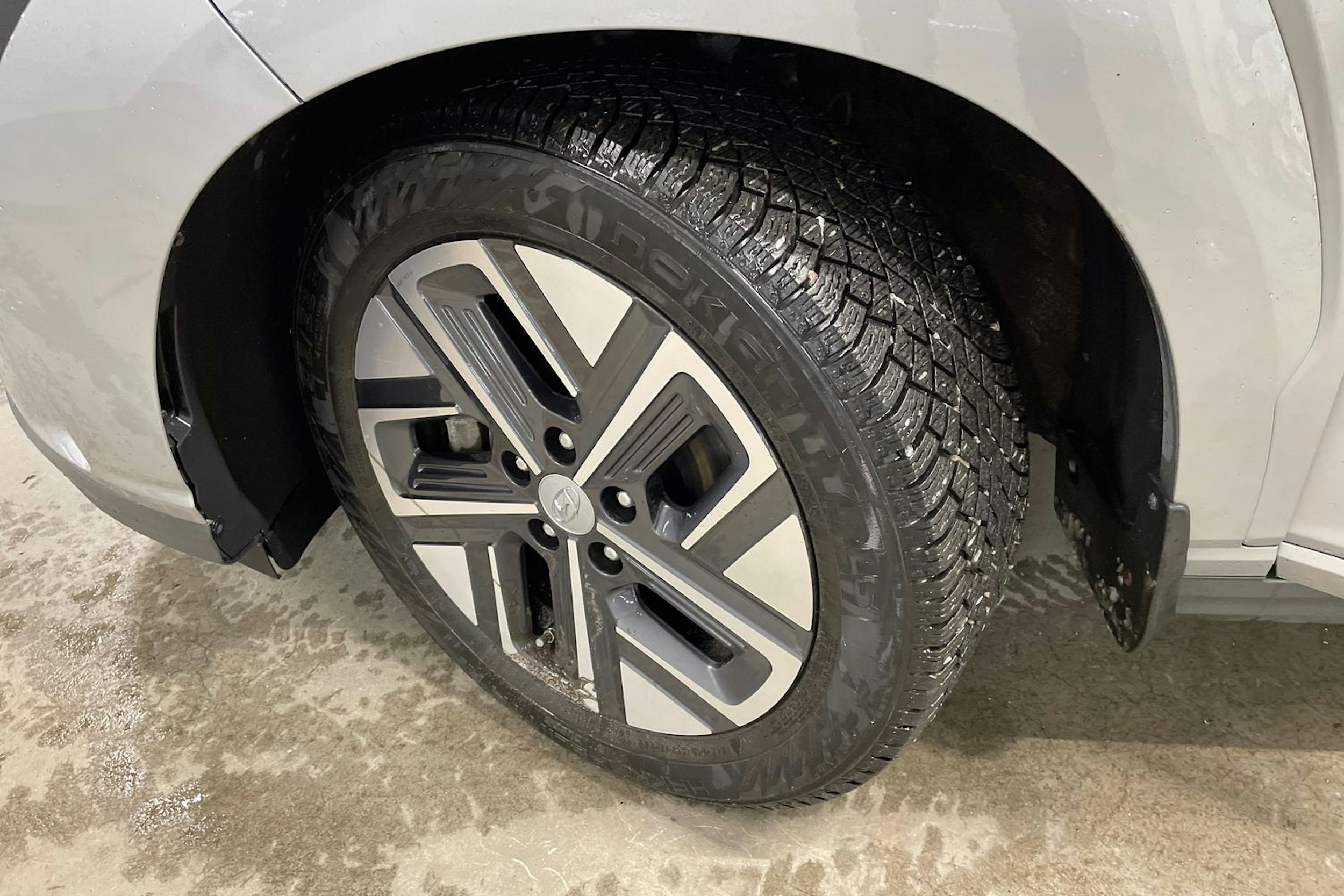 met. harmaa Hyundai KONA 2023 kuva 13.