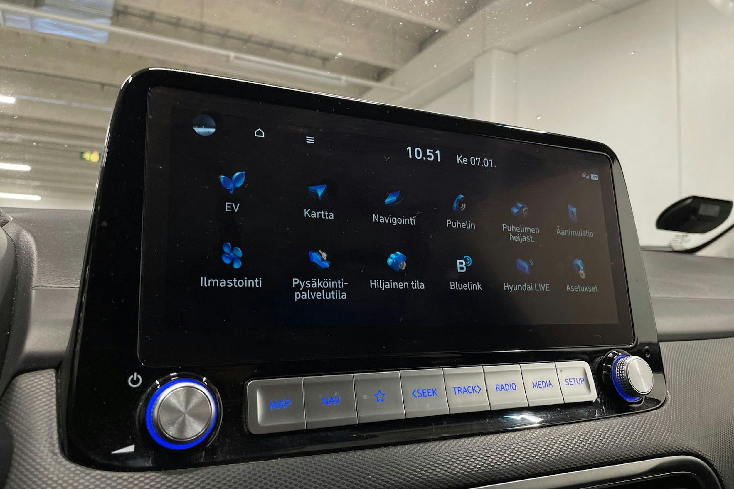 met. harmaa Hyundai KONA 2023 kuva 17.