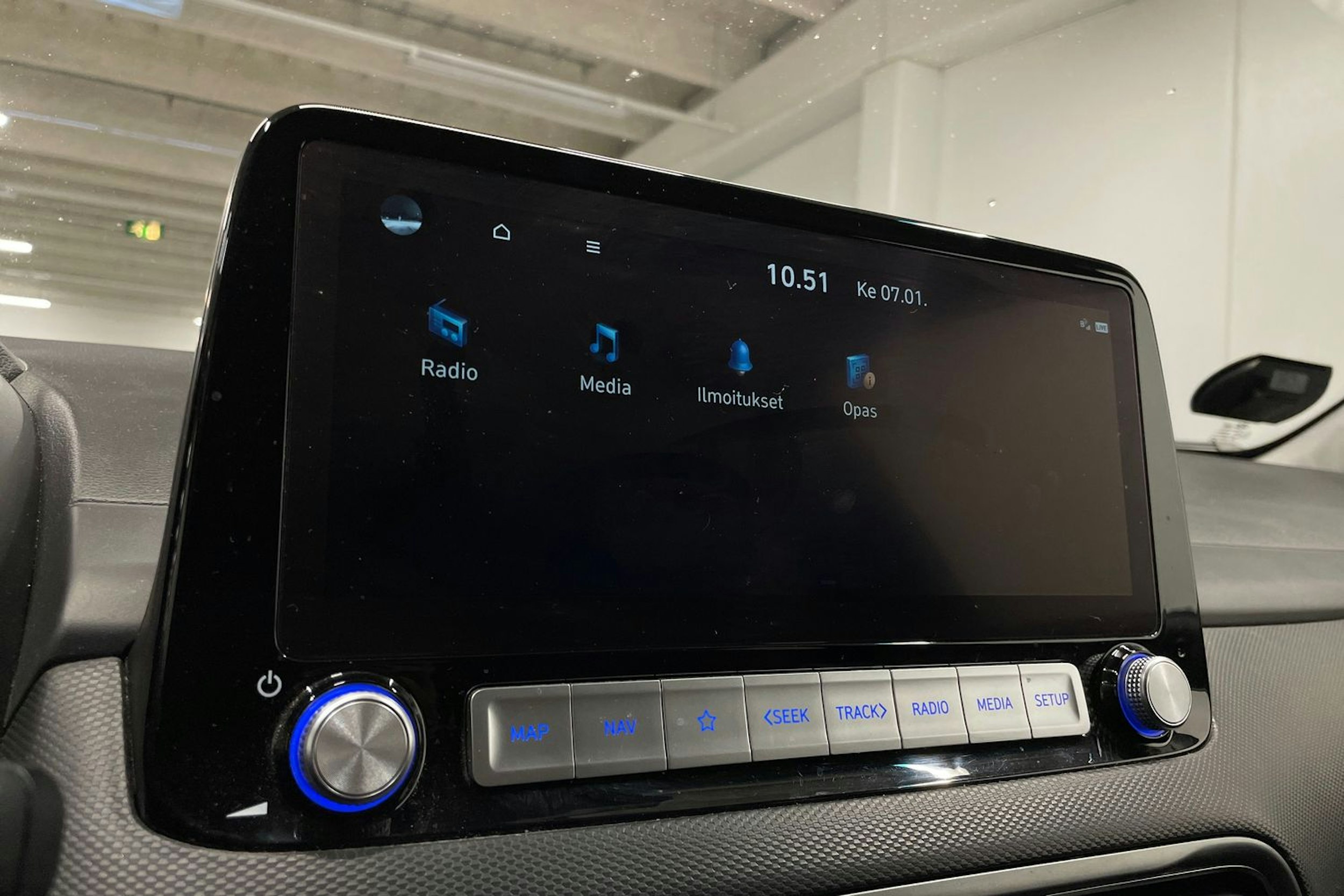 met. harmaa Hyundai KONA 2023 kuva 18.