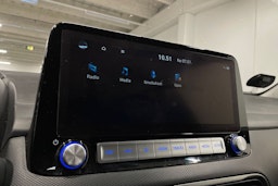 met. harmaa Hyundai KONA 2023 kuva 18.