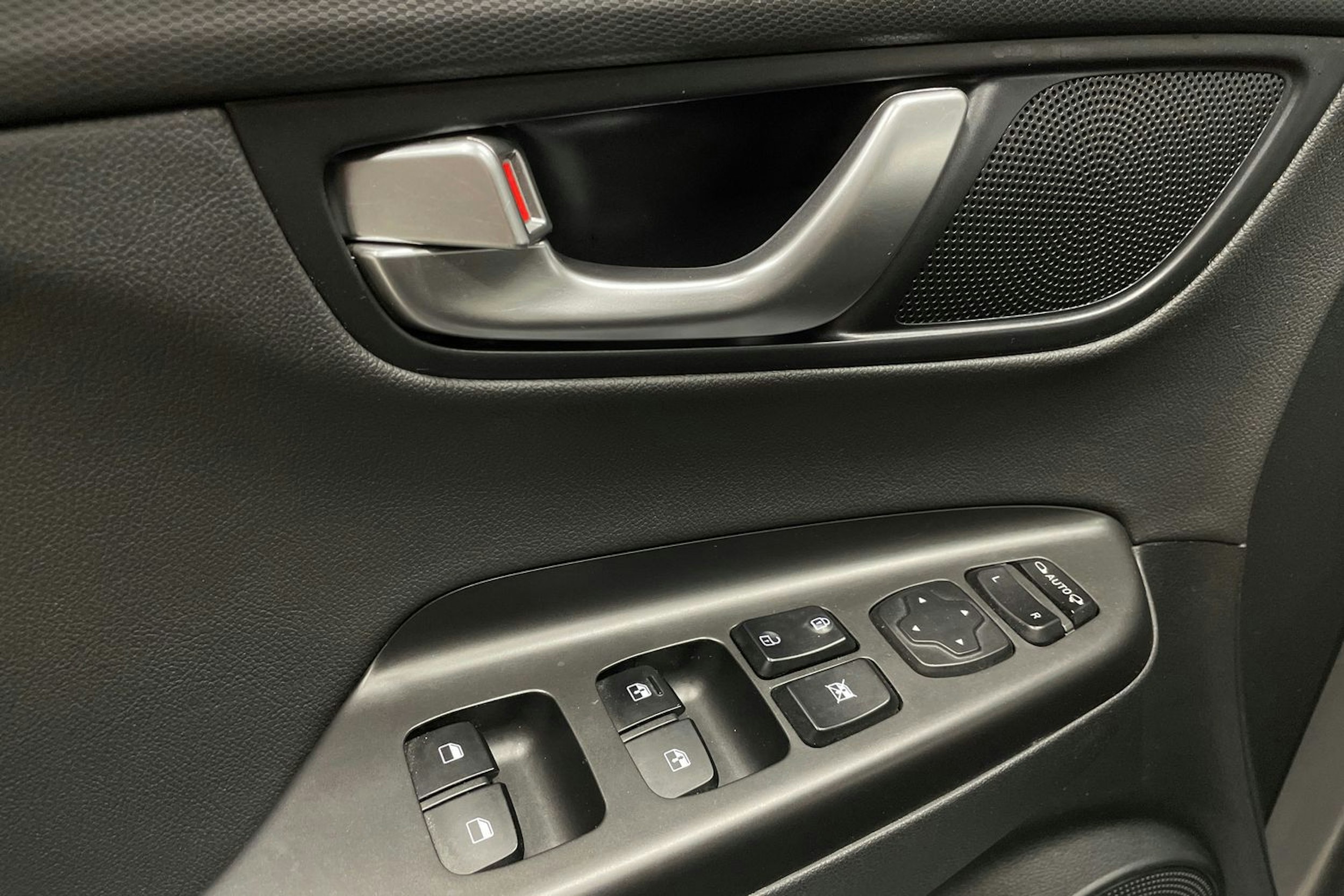 met. harmaa Hyundai KONA 2023 kuva 28.