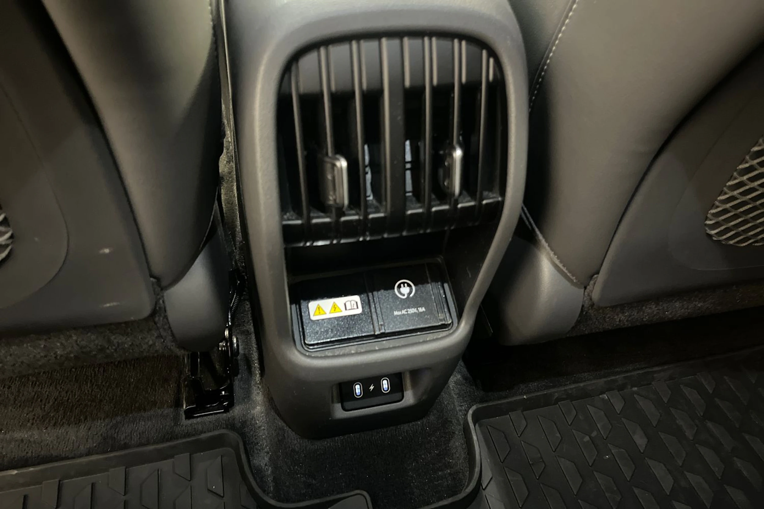 sininen Hyundai KONA Electric 2024 kuva 22.