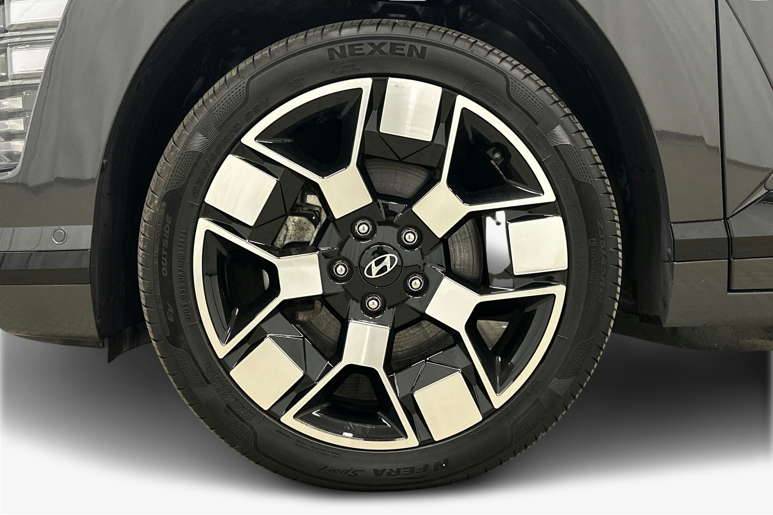 harmaa Hyundai KONA Electric 2024 kuva 9.