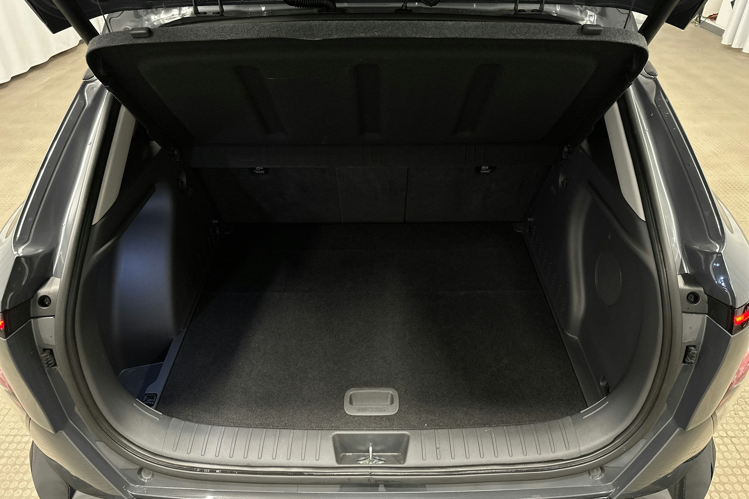 harmaa Hyundai KONA Electric 2024 kuva 11.