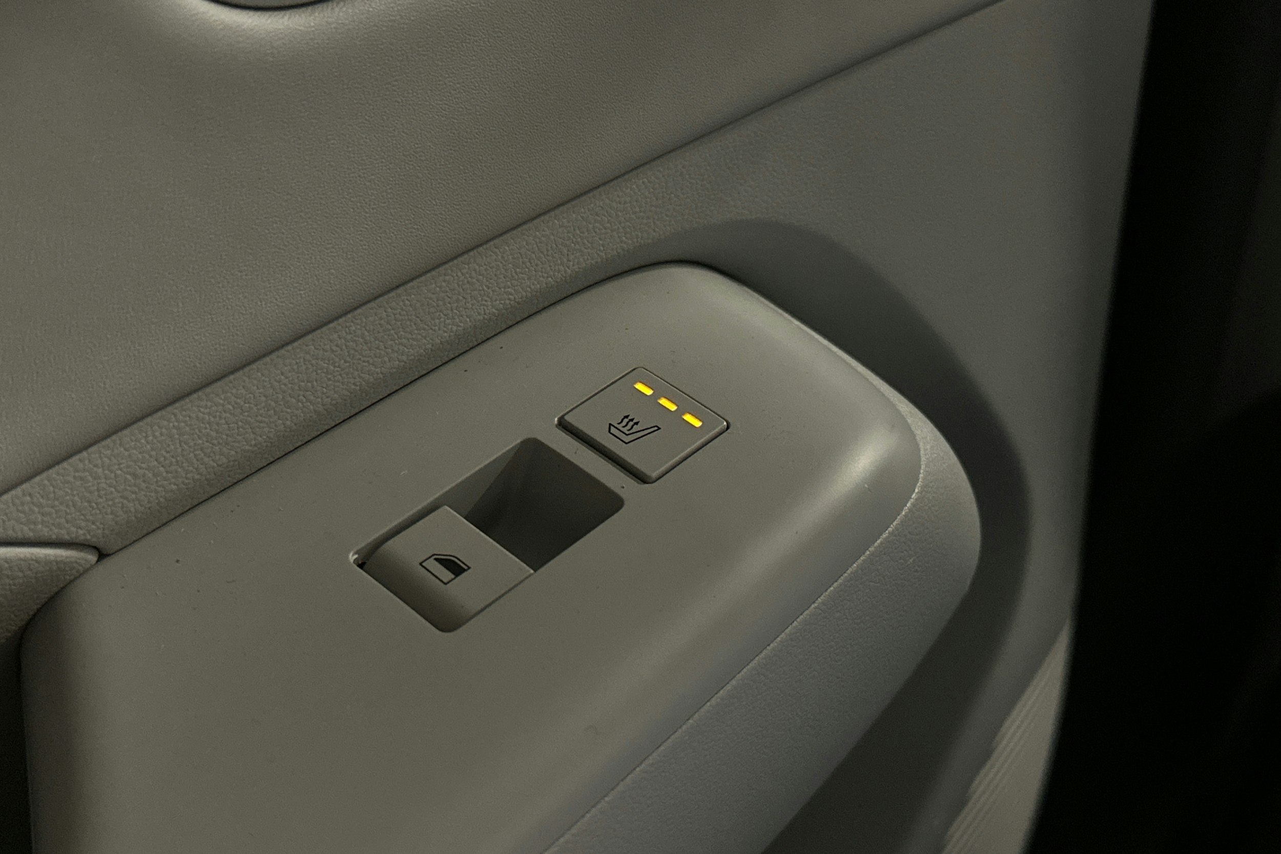 harmaa Hyundai KONA Electric 2024 kuva 13.