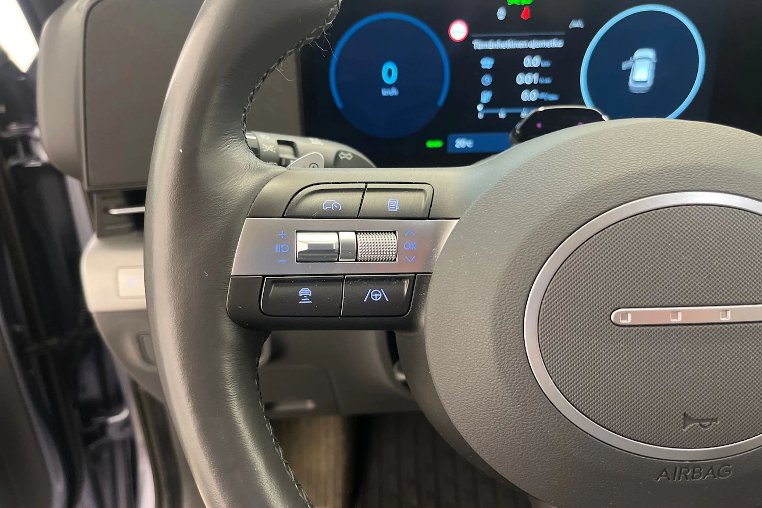 sininen Hyundai KONA Electric 2024 kuva 13.