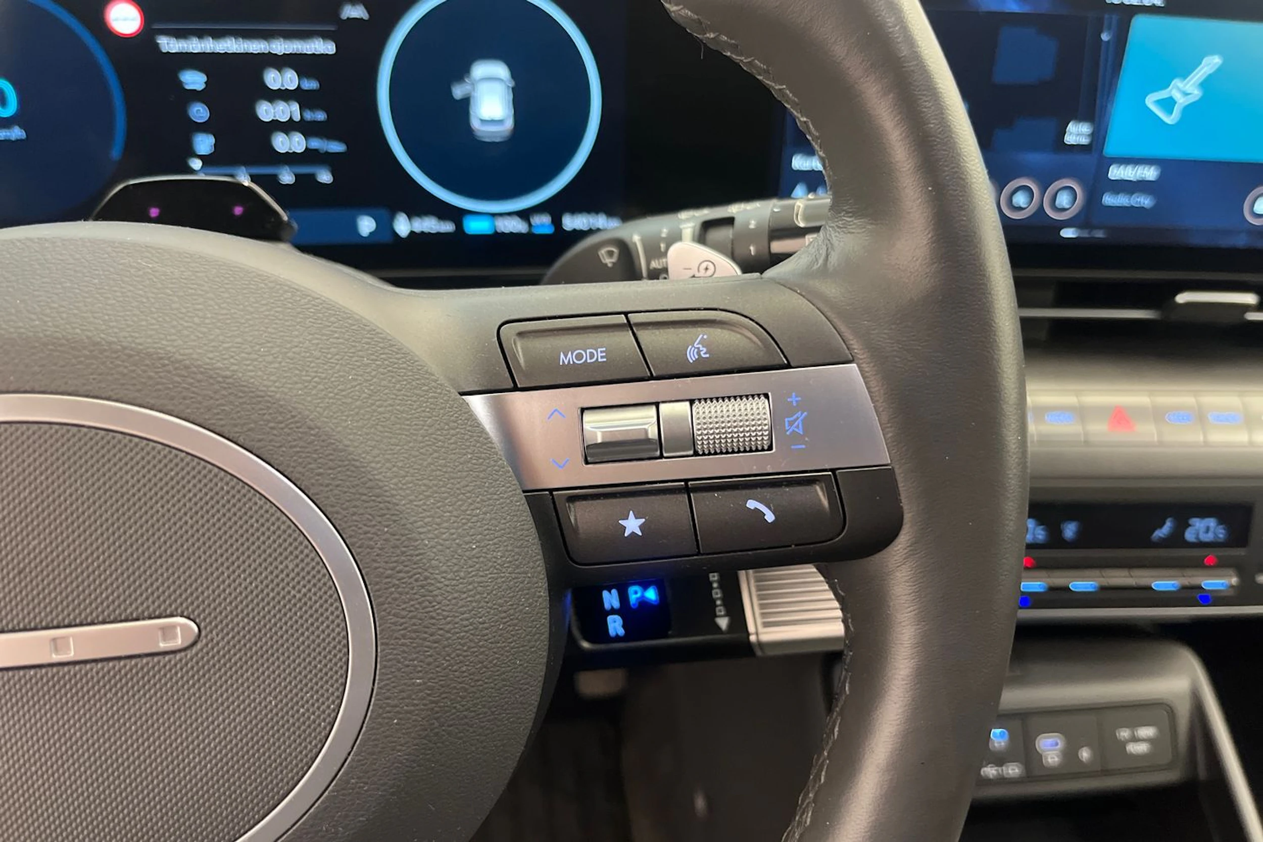 sininen Hyundai KONA Electric 2024 kuva 14.